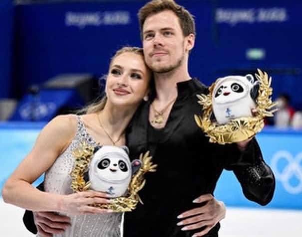タチアナ・ナフカのインスタグラム：「Замечательное утро началось с хороших новостей!!! Наши невероятные @nikita_katsalapov и @victoria_sinitsina стали серебряными призёрами Олимпийских игр 🥈🥈Ребята, поздравляю!!! Ваш произвольный танец великолепен 😍 Борьба была сложной и тяжёлой, к сожалению, конечно же, не без "объективного" мнения американских судей, которые ставили вас на пятое песто 🤦‍♀️ Но, несмотря на всё напряжение, сложности и трудности вы молодцы, победители и настоящие чемпионы!!! Рада, что на пьедестале ОИ по фигурному катанию наши фигуристы👆 #ТатьянаНавка #ВикторияСиницына #НикитаКацалапов #фигурноекатание #ОИ2022 #серебро」