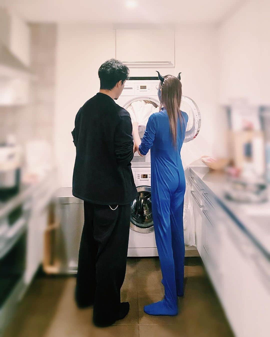 のインスタグラム：「Happy Valentine's Day❤️ 我が家は結婚9周年記念日です。いよいよ10年目に突入！ ツーショットの写真が本当に無くて...直近のが青鬼の日常🤣 洗濯機2台あるの？ってよく聞かれるのですが、下が洗濯機で上が乾燥機です💁🏻‍♀️ 3枚目は嫁のトランポリンを見守る旦那👀これからもよろしくね！ みんなも素敵な1日を💘💫」