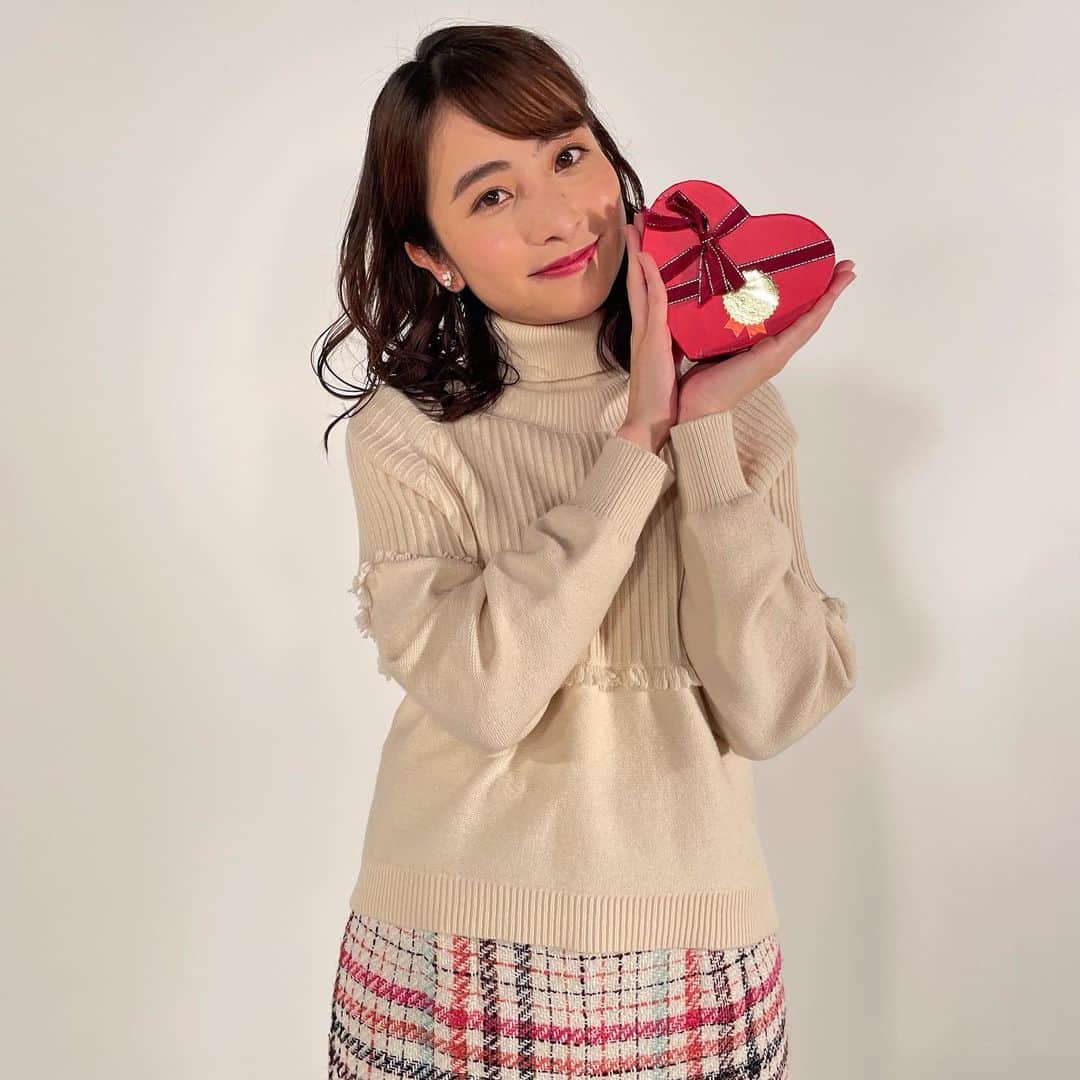 日比麻音子のインスタグラム：「今日はバレンタイン！ 女子校時代、 バレンタインの日は友チョコ一択🍫 業者並みに作っていた気がします🤣  徹夜でひとつひとつラッピングしたなぁ〜 深夜までおばあちゃんに手伝ってもらったなぁ〜  #happyvalentinesday  #友チョコ #大量生産  #fromTBS #バレンタインver.」