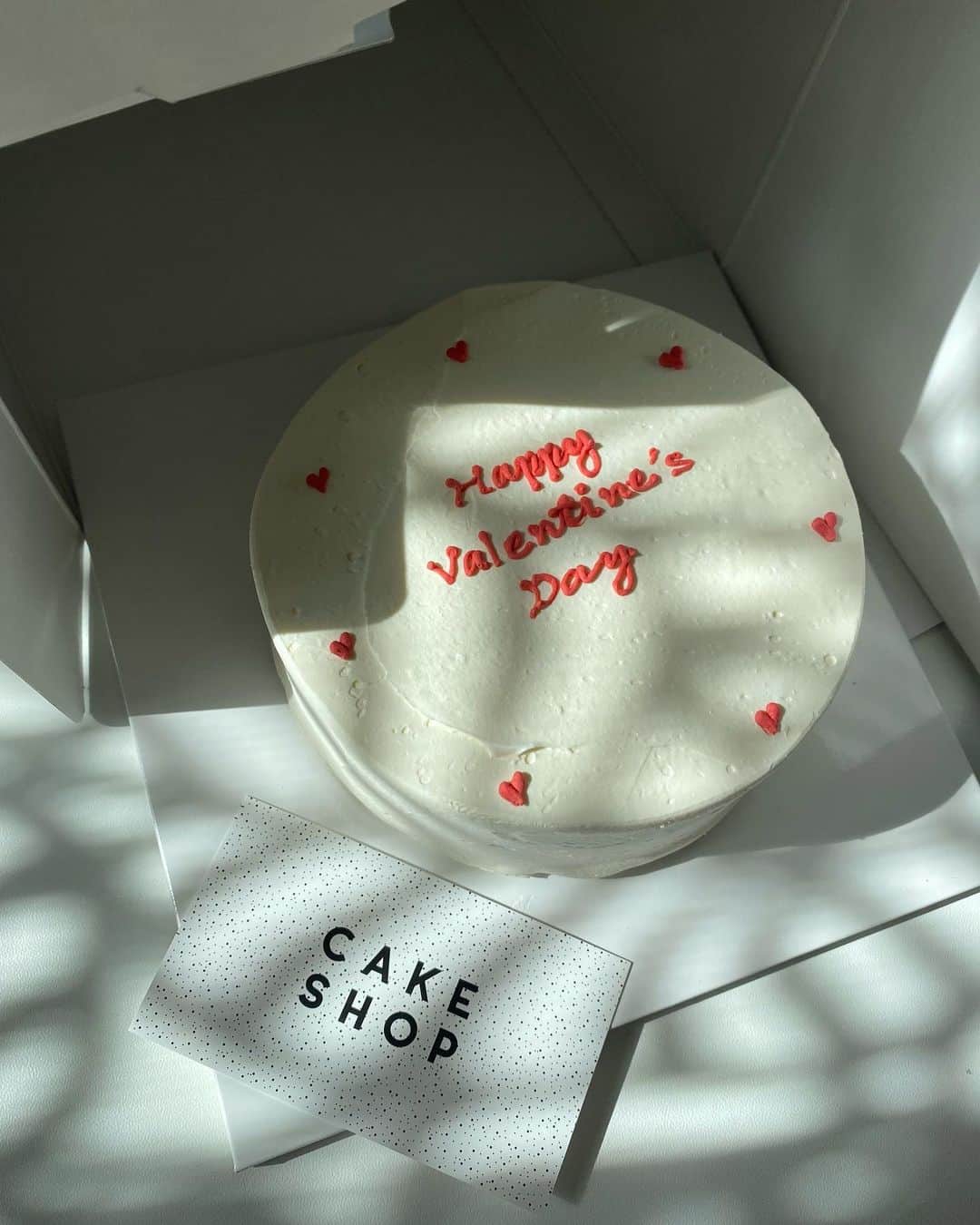 ayuのインスタグラム：「💖🤎 Happy Valentine’s Day✨ ケーキがかわいすぎる🥺 @cakeshop.jp」