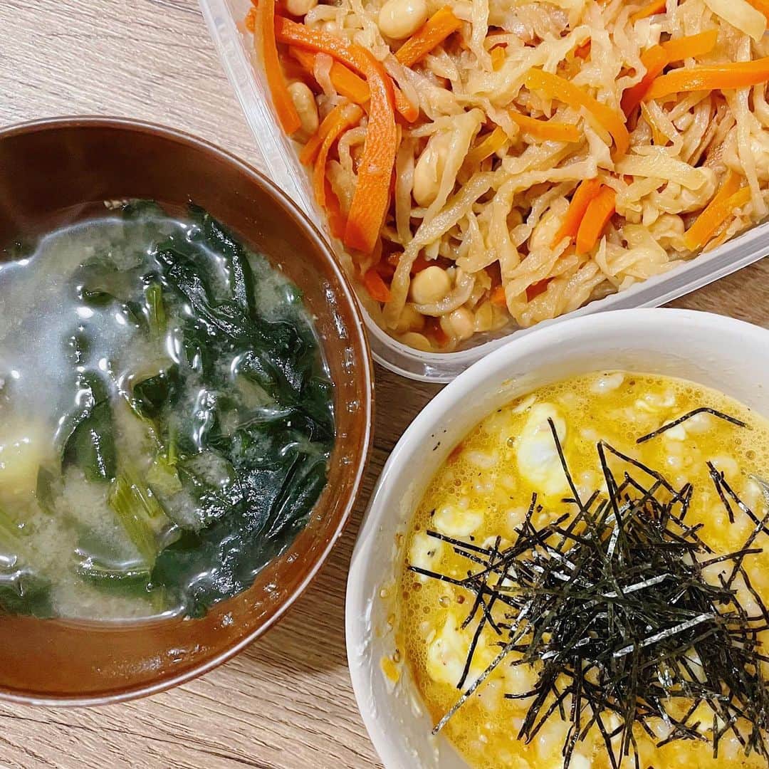 西野未姫のインスタグラム：「最近朝ごはんに卵かけご飯食べるようになったら無駄に食べたい欲減った気がする😳  #ダイエット #朝ごはん #玄米 #もち麦入り #切り干し大根 #ほうれん草とさつまいものお味噌汁  #チーズ卵かけご飯  ⭐️チーズ卵かけご飯レシピ ・玄米100g ・生卵 ・めんつゆ（小1） ・かつお節 ・ブラックペッパー ・カッテージチーズ15g ・のり 全部混ぜるだけです❤️」