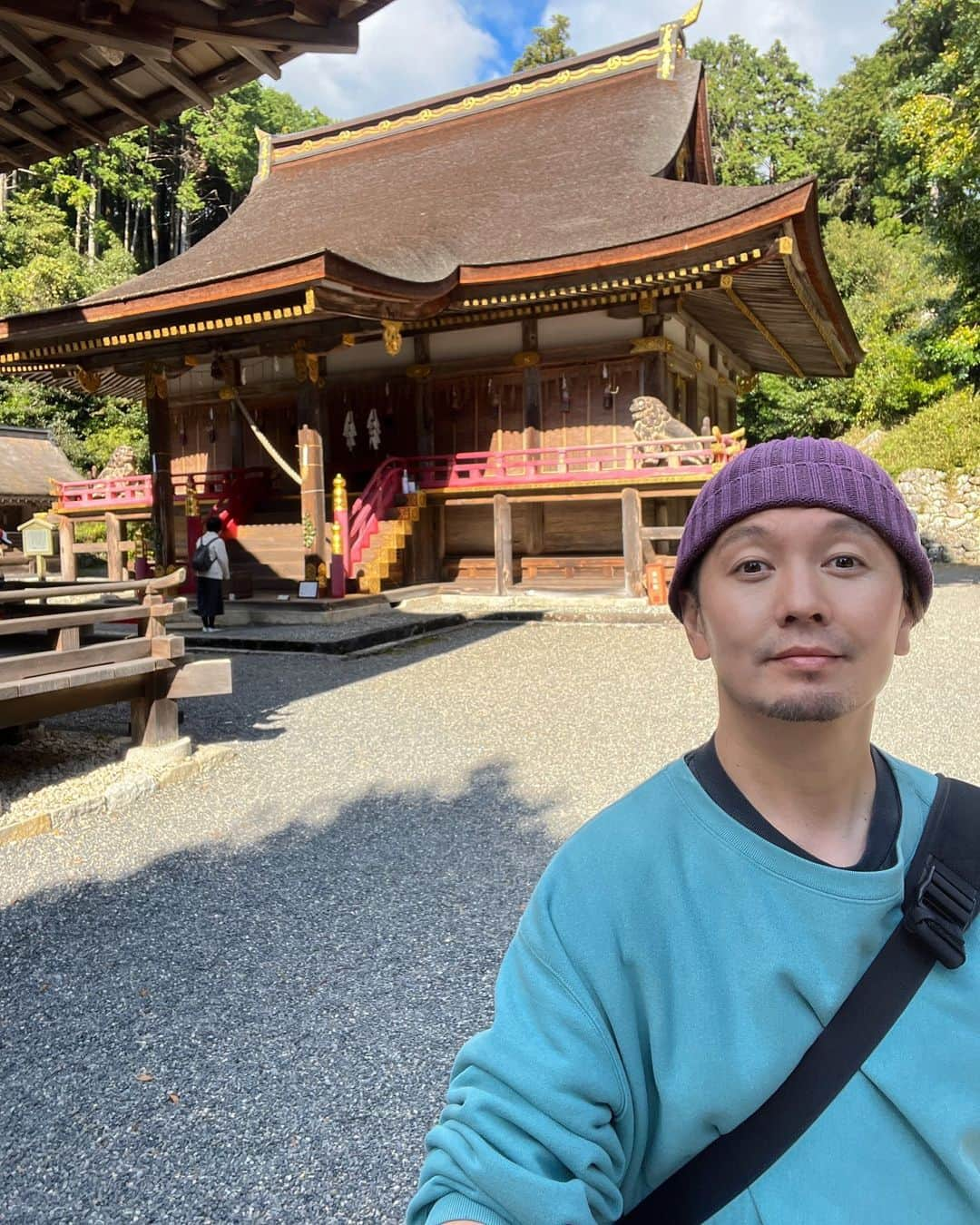 SHOCK EYEさんのインスタグラム写真 - (SHOCK EYEInstagram)「独特な形の山王鳥居は、日吉大社の特徴。 全国に約3800社ある日吉神社、日枝神社の総本社である日吉大社はとにかく規模がすごい！  比叡山の麓に2000年以上前からあるなんて、、歴史を感じる素晴らしい場所だったよ。  この日で全てまわりきれなかったので、また行きたいな＾＾  そして、この神社には神の使いの神猿がいるよ。  まさる、と読むんだけど、  勝る  とか、  魔去る  と言って、  とても縁起が良いよ🐒  #日吉大社 #日吉神社 #日枝神社 #滋賀 #比叡山 #神社 #shrine」2月14日 10時47分 - shockeye_official