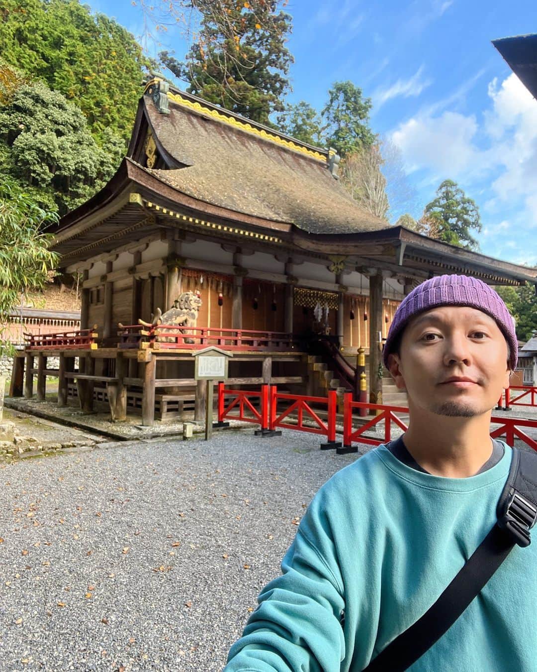 SHOCK EYEさんのインスタグラム写真 - (SHOCK EYEInstagram)「独特な形の山王鳥居は、日吉大社の特徴。 全国に約3800社ある日吉神社、日枝神社の総本社である日吉大社はとにかく規模がすごい！  比叡山の麓に2000年以上前からあるなんて、、歴史を感じる素晴らしい場所だったよ。  この日で全てまわりきれなかったので、また行きたいな＾＾  そして、この神社には神の使いの神猿がいるよ。  まさる、と読むんだけど、  勝る  とか、  魔去る  と言って、  とても縁起が良いよ🐒  #日吉大社 #日吉神社 #日枝神社 #滋賀 #比叡山 #神社 #shrine」2月14日 10時47分 - shockeye_official