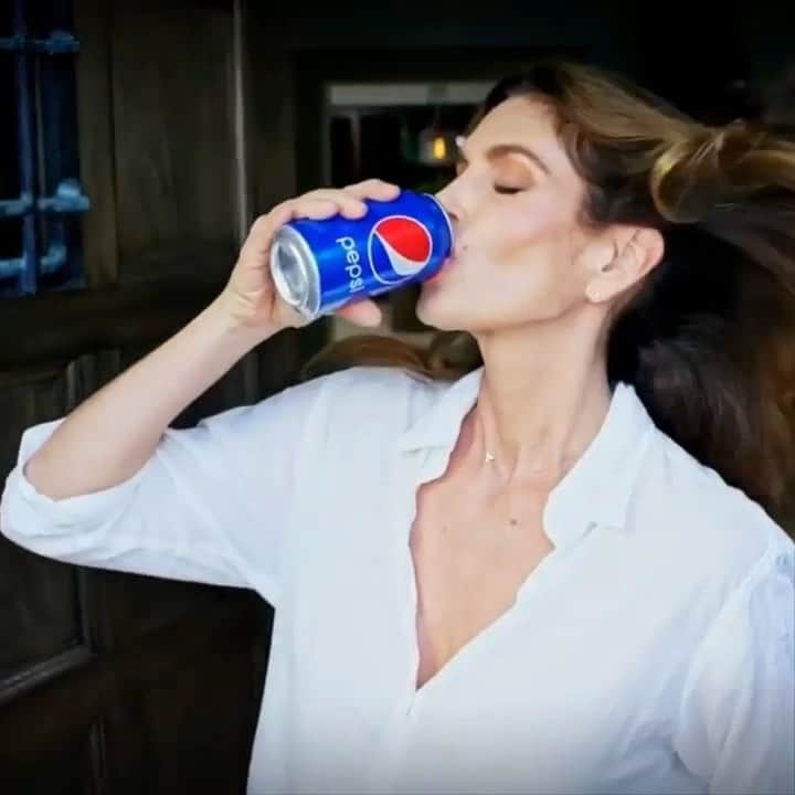 セレステ・バーバーのインスタグラム：「GO SPORTS BALL!   #celestechallengeaccepted  #celestebarber  #funny #cindycrawford  #superbowl  #pepsi」