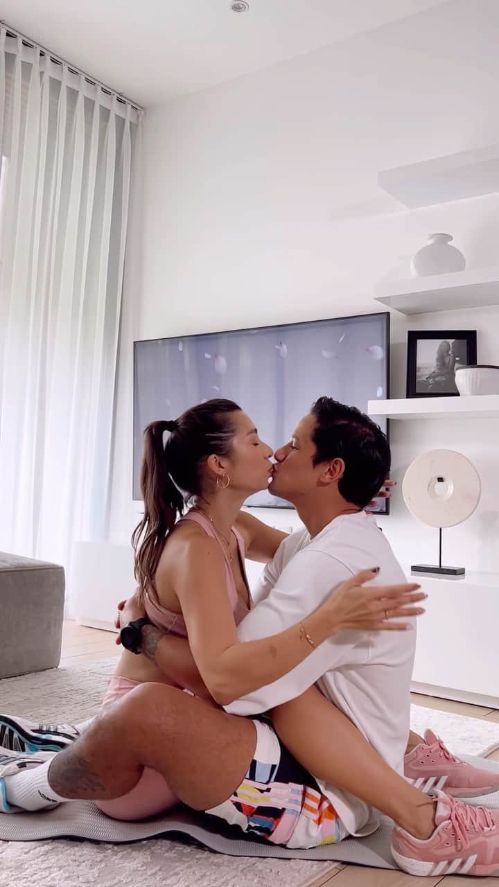 Jennifer Bachdimのインスタグラム：「💗Happy Valentine’s Day sweet couples 💗 . . Let’s not be lazy and instead we’ll have a fun Valentine’s Partner Workout 💪🏼💗✨ I promise you’ll have so much fun and you’ll get lots of kisses 😘😂  . . Valentine’s Partner Workout  (40 sec. work / 20 sec. rest (3-5 rounds))  💗 Valentine Squad  💗 Standing Side Twist  💗 Jumping Toe Tabs  💗 Valentine Squad Jump  💗 Plank Tab 💗 Push UP Claps 💗 Russian Twist  💗 Kiss Sit Up . . To my forever Valentine @ibachdim I LOVE YOU SO MUCH 💗 #valentineday #valentinepartnerworkout  . . PS: we got a few more fun partner workouts on my @facebookapp watch 💗💪🏼」