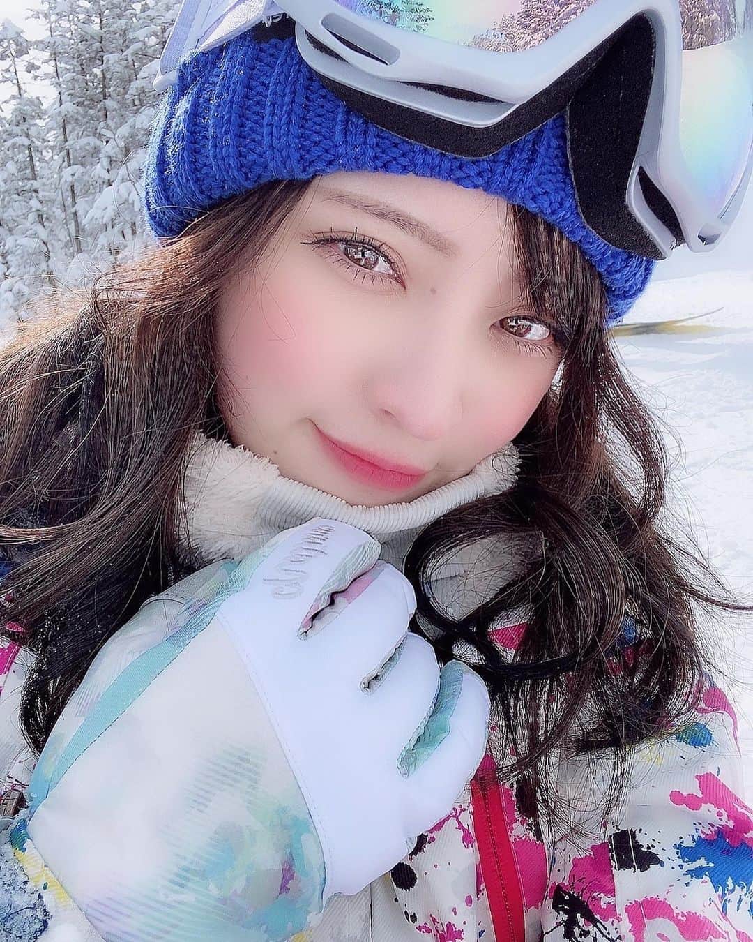 のインスタグラム：「三連休もスノボ行ってきました🏂  ハマりそう〜‼︎ 今シーズンまた行きたいなぁ😳  一緒に行ってくれる人いませんかー？🙈  前回は 新潟の苗場スキー場  今回は 長野県の横手山スキー場  次はどこいけるのかな✨」