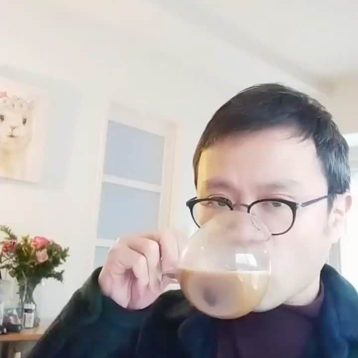 富岡晃一郎のインスタグラム：「セブンのシュークリームを食べる動画」