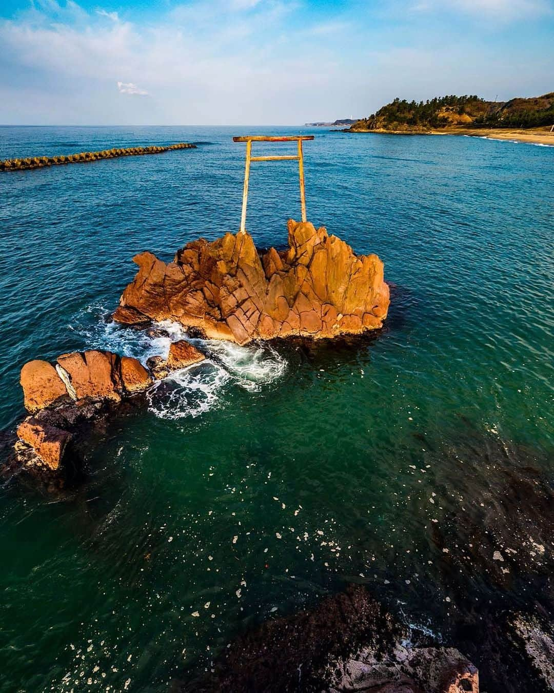 Bi Rod by Lumica.さんのインスタグラム写真 - (Bi Rod by Lumica.Instagram)「Gateway to the sacred place.  ■Photo by Takuma Kimura @takuma_kimura_photo ■Photo at Hashizu Beach Sea Torii in Tottori prefecture  ■Equipment Monopod：Bi Rod 6C-7500  #birod #birod6c7500 #highangle #highangleshot #aerialphotography #notdrone #olympus #olympusphtotography #olympuscamera #okayama #japan #japanphotography #japanphoto #autumnleaves #autumncolors #japan_of_insta #greatsetobridge #photo_jpn #photo_japan #japantrip #japan_vacations #japanview #sceneryphotography」2月14日 11時42分 - birod_photo