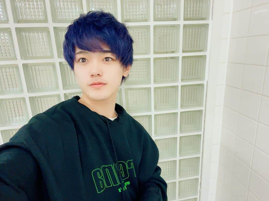 長江崚行のインスタグラム：「髪染めましてん。」