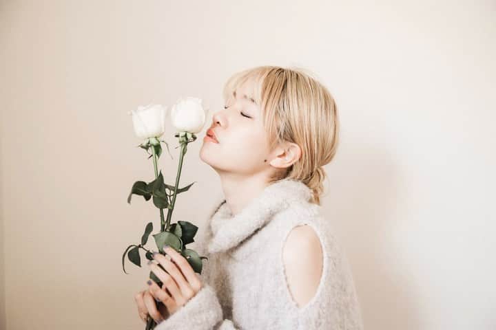 浅場佳苗のインスタグラム：「Happy Valentine's Day〜！🤍 いつもあたたかく応援して下さるみなさまへの大きな愛と感謝の気持ちを込めて、チョコレートの代わりにずっとリクエストをいただいていたラジオ的なやつを録ってみました😌💐 ぜひプロフィールのURLからYouTubeに飛んでいただき、ゆるりと聴いていただけたら嬉しいです！🍫  また、こちらの企画のためにおたよりを下さったみなさま、本当にありがとうございました！🙏🤍 番組内でご紹介できなかったおたよりもすべて大切に読ませていただいて、心がポカポカになりました🥲🥲  それではみなさま、、 素敵なバレンタインデーを〜！🍩🍰✨ ・ #バレンタイン #ラジオ  #tokyo #japan #dancemusic #dancepop #edm #singer #songwriter #シンガーソングライター #フレキシタリアン #ゆるヴィーガン #動物愛護 #サスティナブル #エコ #地球にやさしいミュージシャン #愛犬家 #beatmania #iidx #17live #LoL #tiktok #浅場佳苗 #kanaeasaba」