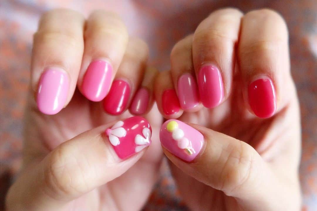 Mai Wakimizuのインスタグラム：「NEW NAIL♡pinkにすると決めていた今月。微妙に違う3色のpinkをランダムに♡親指は花より団子をテーマに＼(^o^)／一気に春めいた♡ nail by @yuka_moka♡♡ #nail#ネイル」