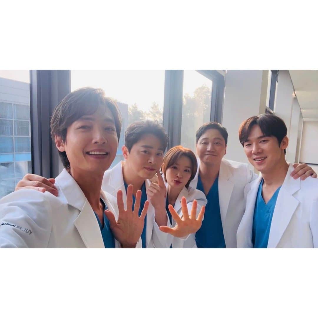 キム・デミョンのインスタグラム：「😊😋🥰☺️😍 #미도와파라솔 #슬기로운의사생활」