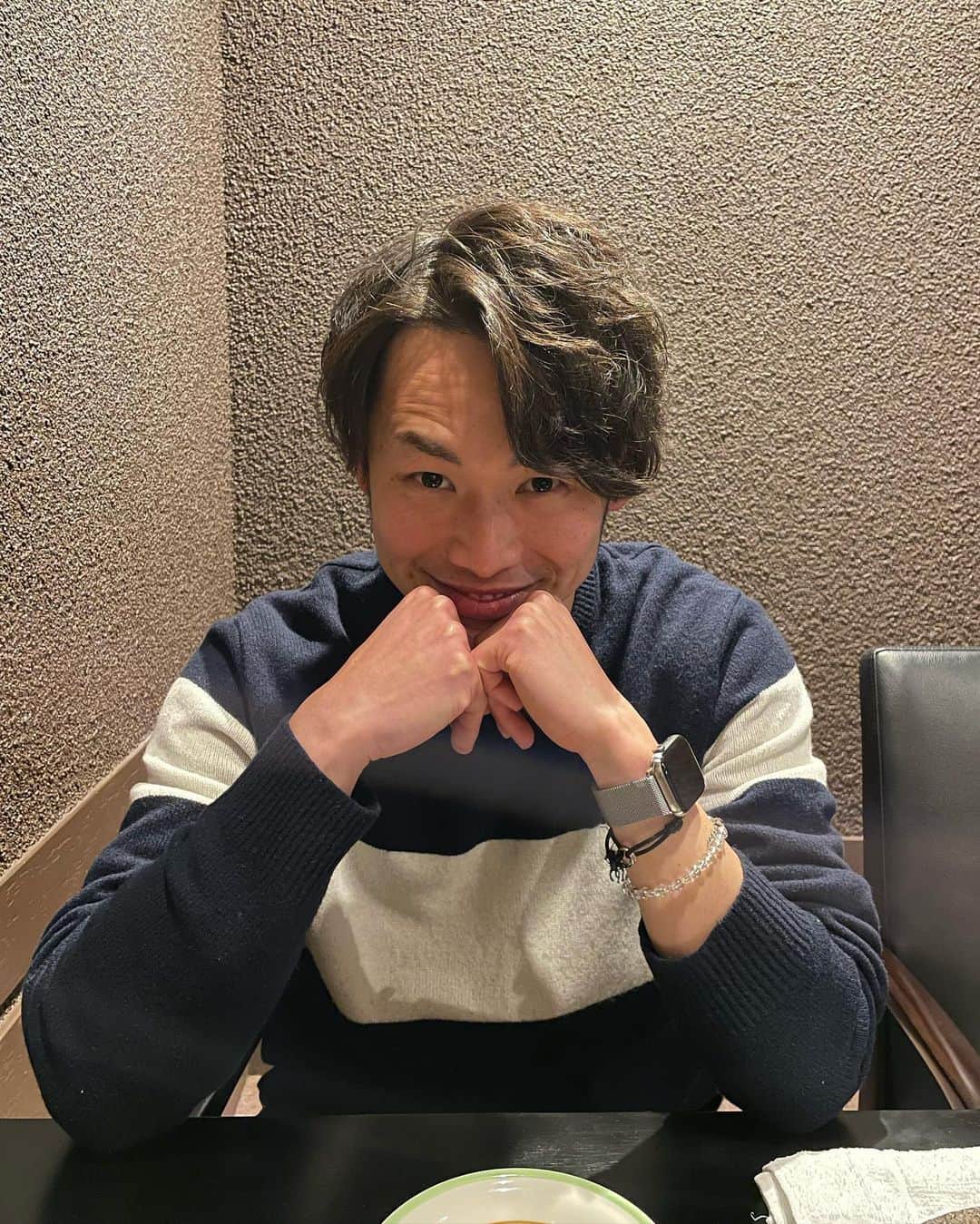 のインスタグラム：「100投稿記念😆 皆さんチョコ何個もらいましたかー？笑 今日は32歳の誕生日でした‼️‼️ いつの間にかこんな歳に。早かったなー😆 31歳はオリンピックがあって、結婚して、トナミを退く事になり本当に色々ありました！！！  でも一つ言える事が本当にたくさんの人達のおかげで幸せでした‼️感謝です👍  最近は実感のわかない毎日を過ごしてます🥲  32歳の嘉村健士も自分らしく笑顔で頑張ります！！そして家族のためにも😍👍  とりあえず体型は維持したいと思いますし、目標で腹筋でも割ろうかなーと！みんなから無理だと思われそうですが…多分無理です。でもやる時はやります。笑  これからも皆さんよろしくお願いします🙇‍♂️  たくさんの誕生日メッセージありがとうございました！！🙇‍♂️返信は全員にはできませんが全部読みます🙇‍♂️  Thank you for the birthday wishes!!!!! I’m 32years old today 🍾 Please continue to support me🙏 Thanks a lot👍  #誕生日 #32歳」