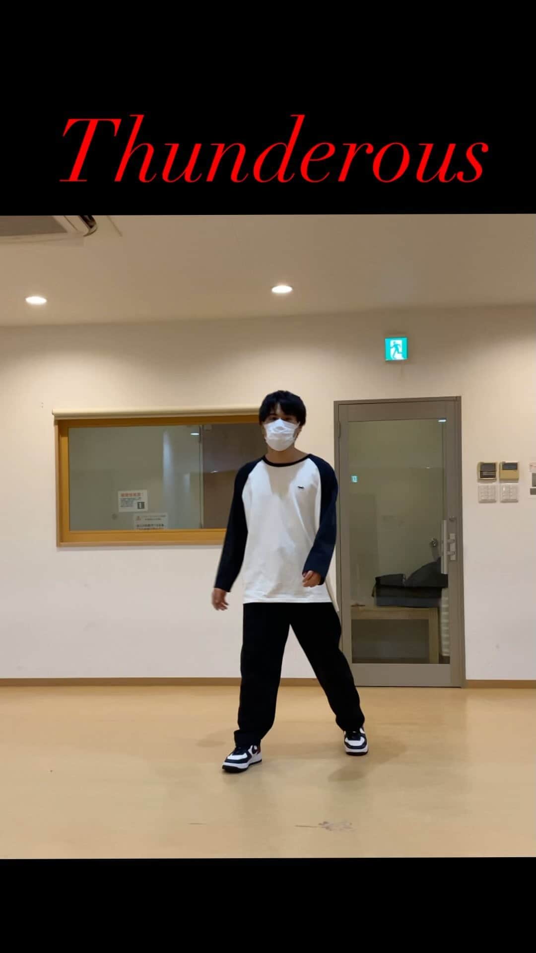 古謝那伊留のインスタグラム：「前回の動画がありがたい事に10万再生行きました！ ありがとうございます😭✨  感謝の意味も込めて今回はStray KidsさんのThunderousを10分で覚えた動画を載せます😁  P.S.クオリティは低くて申し訳ないです💦  #straykids  #스트레이키즈 #skz #스키즈 #stay #스테이 #thunderous #소리꾼 #noeasy #dance」
