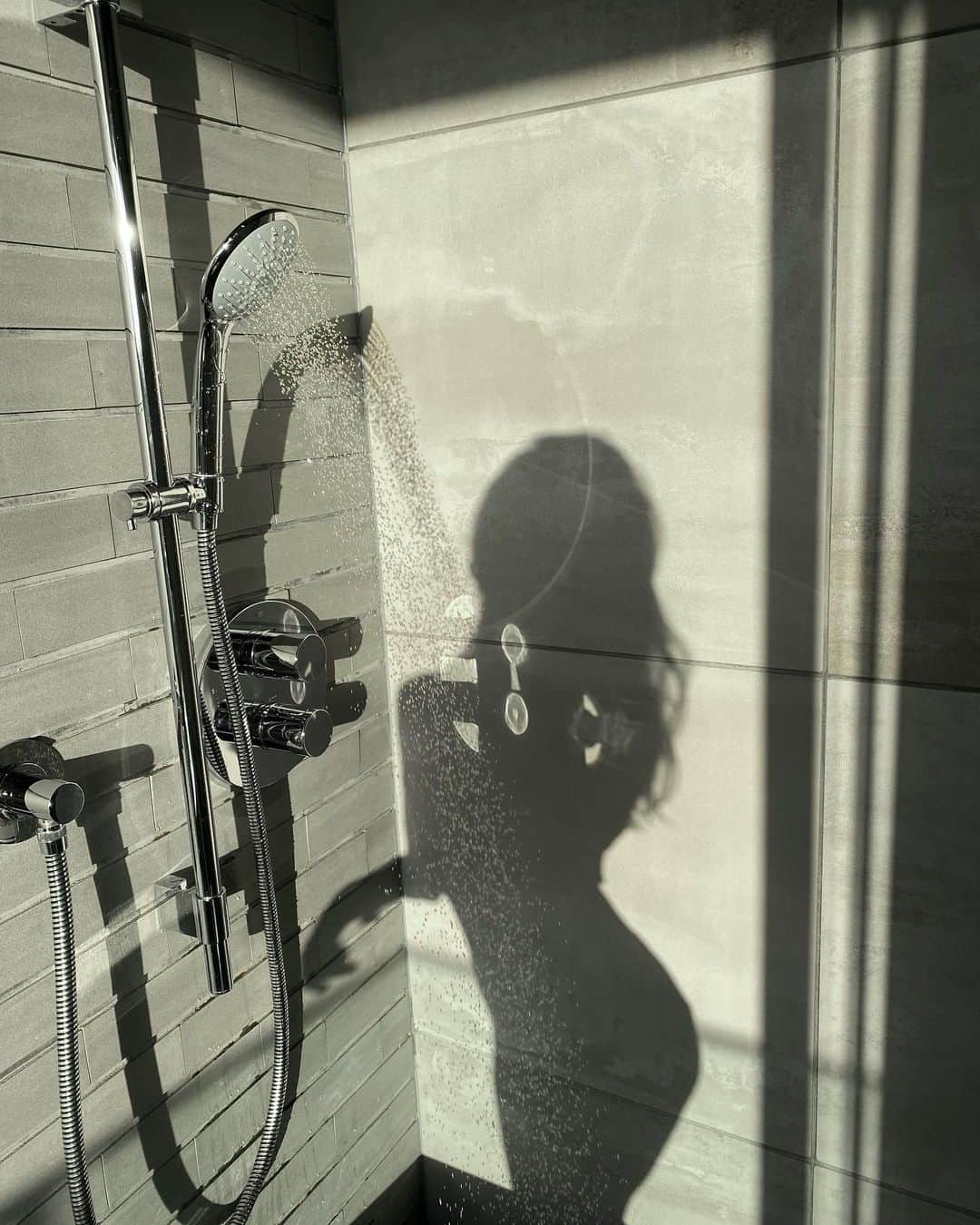 HARUEのインスタグラム：「Morning light🌤🚿✨」