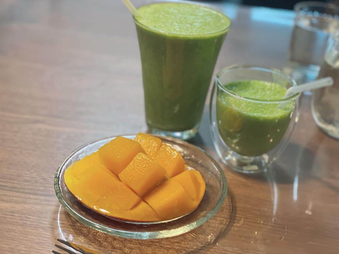 福島慶子のインスタグラム：「【fruit cutting mango🥭】 ふるさと納税の返礼品で 毎月届く宮崎マンゴーを 朝食に食べる贅沢な日✨🥺🥺  マンゴーは中心に平べったい種があるので その種に沿ってカットするだけ❤️ 周りも身も余すことなく 綺麗に食べたいので 形は汚いけど削ぎます🤤🤤🤤 そこが一番甘いんですよね❤️ #マンゴー#フルーツカット#朝食#フルモニ#フルーツモーニング#宮崎マンゴー#グリーンプロテインスムージー#プロテイン#朝フルーツ#腸活#美活」
