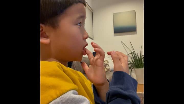 渋木さやかのインスタグラム：「キレイな涙🥲  ⠀ 5才のドングリ. どんな想いでポロリしたの？ ⠀  鬼滅の刃観て「上弦の鬼がひどいこと言ってたの…」だって. 遊郭編の最終話.  ⠀ (でもお母さん、鬼より酷いことよく言ってるし…😇ごめ)  #子育てドングリ日記 #子育て #鬼滅の刃」