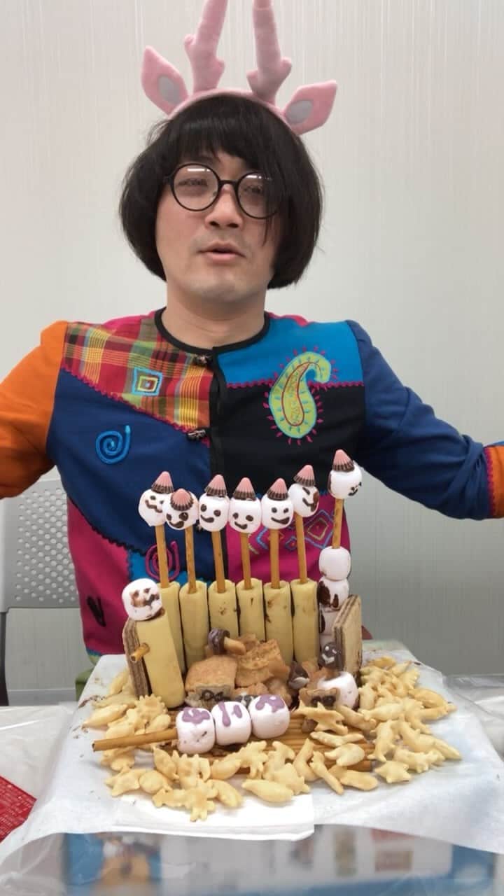 のインスタグラム：「バレンタインインスタライブ配信でした🤳  お菓子で事故物件をつくりました。  配信後、こちらの物件 松原タニシにより命名されました🏠↓  海際の廃墟、村の守り神集合体 新生姜冷気パウダー密集物件。  家賃2.5万円（敷金、礼金なし） 新生姜の雨が降りました💗  ハッピーバレンタイン🍫  #バレンタイン #松原タニシ」