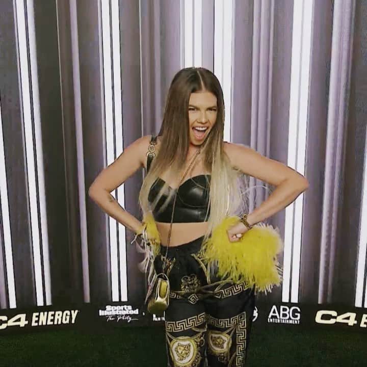 シャネル・ウエスト・コーストのインスタグラム：「9th grade Varsity cheerleader me living her best life 😂🏈 @c4energy x @sportsillustrated」