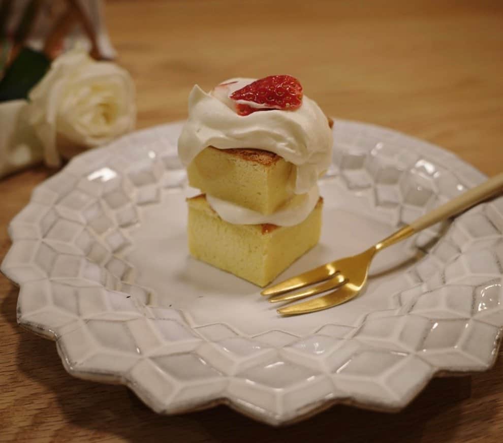 内山理名さんのインスタグラム写真 - (内山理名Instagram)「𖤣𖥧𖥣𖡡𖥧𖤣  苺ミニケーキ。以前作っておいた台湾カステラを解凍して、苺と蜂蜜クリームでショートケーキ風に。 台湾カステラは、卵6つ・小麦粉100g ・きび糖100g・無塩バター・バニラエッセンス・豆乳、ネットで見つけたレシピを参考に。カステラは甘さ控えめ。切って冷凍しておけば、いつでもミニケーキが楽しめます🧁 𝖧𝖺𝗉𝗉𝗒 𝖵𝖺𝗅𝖾𝗇𝗍𝗂𝗇𝖾’𝗌 𝖣𝖺𝗒!  #台湾カステラ #astierdevillatte  #cutipol」2月14日 15時21分 - rinauchiyama_official
