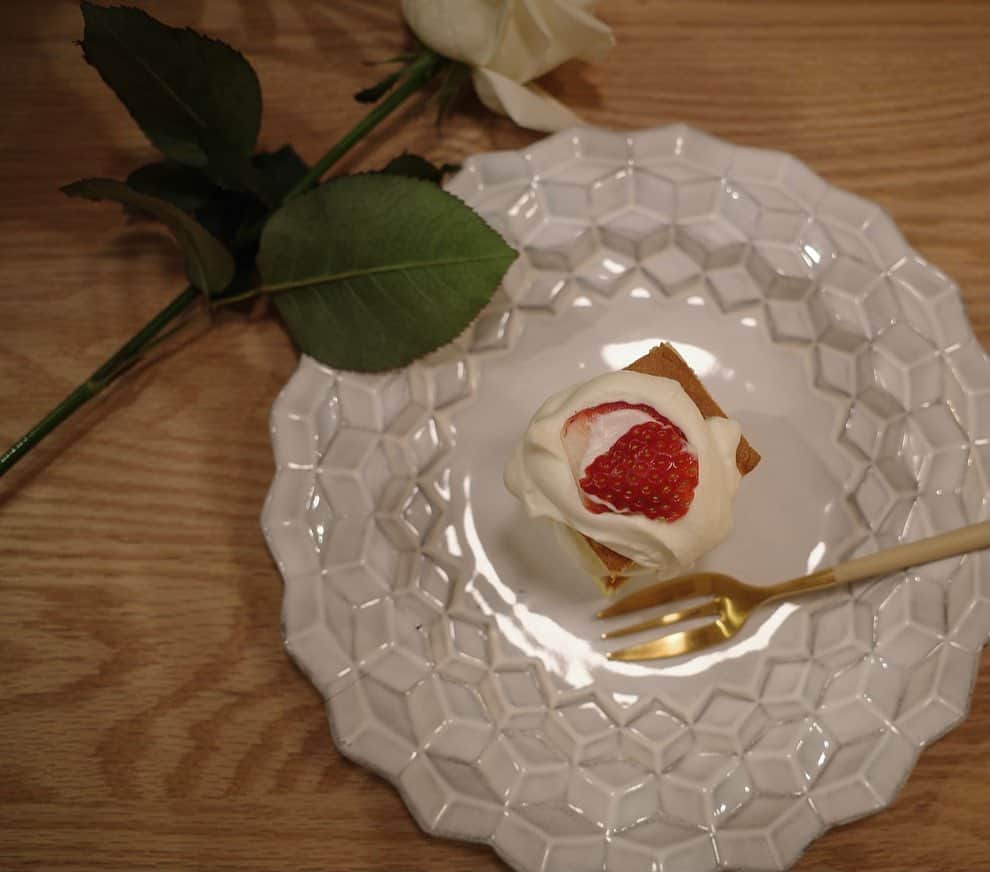 内山理名さんのインスタグラム写真 - (内山理名Instagram)「𖤣𖥧𖥣𖡡𖥧𖤣  苺ミニケーキ。以前作っておいた台湾カステラを解凍して、苺と蜂蜜クリームでショートケーキ風に。 台湾カステラは、卵6つ・小麦粉100g ・きび糖100g・無塩バター・バニラエッセンス・豆乳、ネットで見つけたレシピを参考に。カステラは甘さ控えめ。切って冷凍しておけば、いつでもミニケーキが楽しめます🧁 𝖧𝖺𝗉𝗉𝗒 𝖵𝖺𝗅𝖾𝗇𝗍𝗂𝗇𝖾’𝗌 𝖣𝖺𝗒!  #台湾カステラ #astierdevillatte  #cutipol」2月14日 15時21分 - rinauchiyama_official