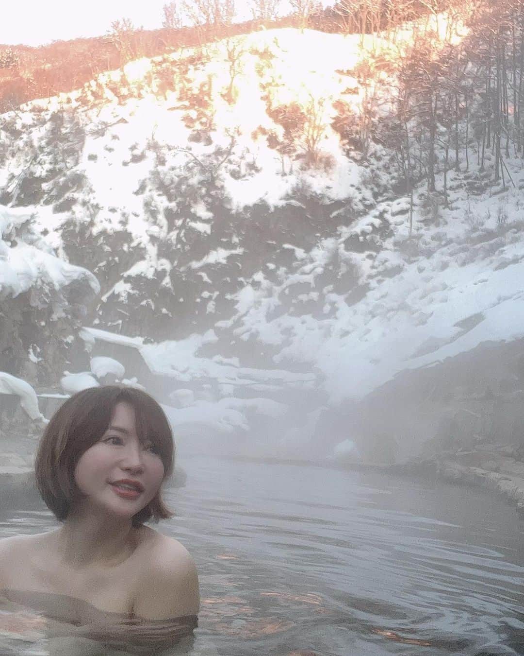 里美ゆりあのインスタグラム：「お猿さんと温泉で癒されてきました☺🐒♥️♨💭  お猿の世界も1から100まで順位が決まってるみたいで上にいけないオス猿がグレて群れから外れる話しを聞いて猿の世界も厳しいなと。  集団行動が苦手で1人で居たい寂しがり屋の私は猿人生だったとしても生きづらい笑🙊🙈💭  次は何処の温泉に行こうかな♨️ ❤  #長野 #温泉 #旅行 #日本 #japan  #travel #里美ゆりあ」