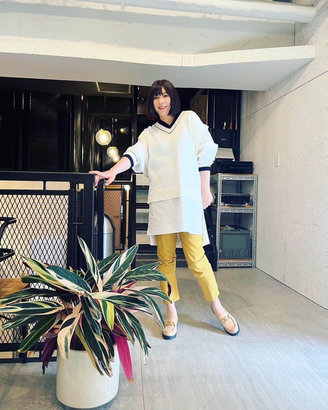 鈴華ゆう子のインスタグラム：「ニットとブラウスのセットトップスとモカベージュのローファーで春先取り気分な今日。ナレーションのレコーディングでした！ ちょっと、撮り方で、実際より足長効果でちゃってるけどw  #和楽器バンド  #鈴華ゆう子」