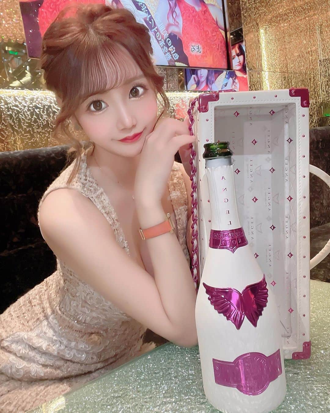 桜木せりなのインスタグラム：「ℍ𝕒𝕡𝕡𝕪 𝕍𝕒𝕝𝕖𝕟𝕥𝕚𝕟𝕖’𝕤 𝔻𝕒𝕪🍫🤎  #バレンタイン #エンジェル  #angelchampagne  #robedefleurs #名古屋 #錦  #錦三丁目 #錦3 #salondegold #キャバクラ  #キャバ嬢 #クラブ  #撮影 #シャンパン #歌舞伎町 #六本木 #銀座 #北新地  #ミナミ #中洲 #すすきの #followforfollowback #いいね #followｍe #follow #かわいい #instalike #instagood #likesforlike  #いいね返し」