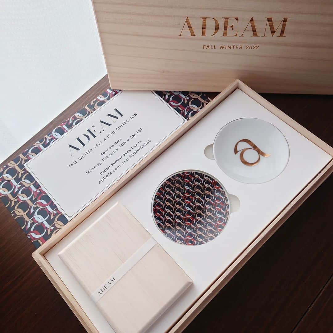 泉ひかり（パルクール）のインスタグラム：「ADEAM @adeam さんから素敵なプレゼントと招待状を頂きました 𖤥𖥧𖥣⋆*  本日、2/14 23:00~(日本時間) NYファッションウィークのオフィシャルカレンダーにて「ADEAM Fall & Winter 2022 Digital Runway」が発表されるので、香りを楽しみながら見たいと思います⋆｡:ﾟ･*☽  #ADEAM #アディアム  #adeamichi #fashion」