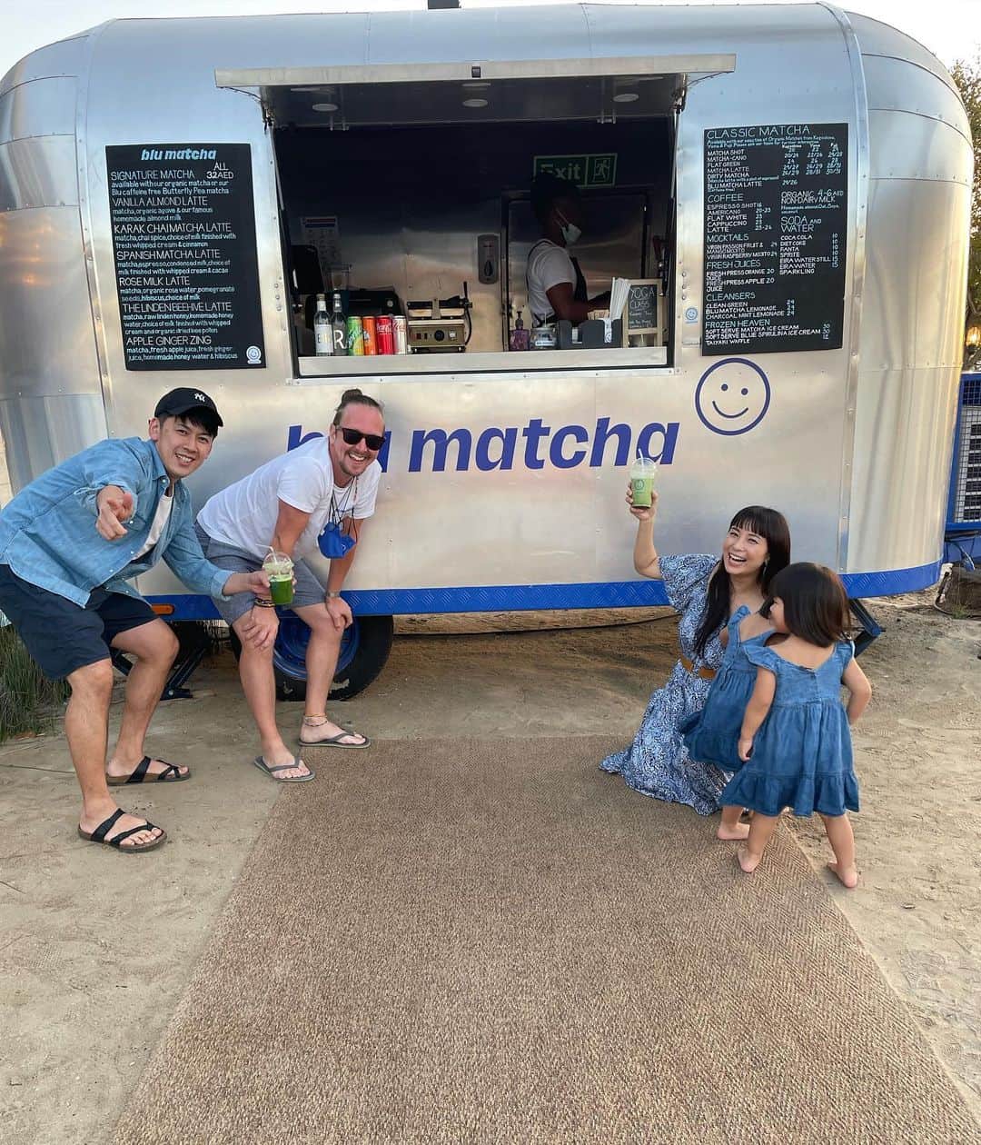 前田阿希子のインスタグラム：「There's a new matcha cafe in La Mer Beach that uses real matcha! I love matcha, but I've never had good matcha in Dubai, but here I can find real matcha that even Japanese people can appreciate!  You too can experience the real matcha🍵😋 Irrashaimase! ・ ・ ・  zuma時代にお世話になった アッシュさんは本当に日本が好きな人。 お友達と一緒にLa Mer Beachに 『blu matcha』という抹茶カフェを オープンさせたと聞き、お邪魔してきました🍵  八女、鹿児島、富士の抹茶を使い、 ちゃんと抹茶も冷凍庫で管理されています。  シンプルにアイス抹茶にした 『富士』はガツンとお茶の香りと渋みがきます。 日本で頂く抹茶と変わらない豊かな香り🤩 なかなかこちらで本格的な抹茶を頂けないので嬉しい☺️  そして、私が気になったのは 甘党なアラブの人たちに向けての 『スパニッシュ抹茶ラテ』！ ドバイで人気のカフェメニュー、 スパニッシュラテを抹茶バージョンにしたもので、 抹茶、エスプレッソ、コンデンスミルクなどが 入っています。  抹茶の豊かな香りとミルキーなコンデンスミルクの相性は もちろんバッチリ！ その後に、エスプレッソの香ばしさが 追いかけてくるのが私にとってはすごく新鮮で これがまた美味しい😋  子どもたちには抹茶ソフトクリーム。 きちんと管理されたお抹茶が使われているので お茶の香りもしっかりして大人も楽しめますし、 抹茶ラバーの双子は夢中で食べていました🐥🐥🍨  そうそう、枚目の動画で双子が食べているのは ブルーと抹茶のミックス😳 ちょっと毒々しいなぁ😂と思ったら まさかのスーパーフード・ スピルリナで青くしたものだそう😳 この辺りの感覚は日本人にはないなぁ… 味は濃厚バニラと抹茶のミックスです🤤  アーモンドミルクも自家製で、フレッシュ。 とにかく素材にこだわっていて ナチュラル、オーガニックさは 日本よりも重要視しているように感じます。  これからドバイはどんどん暑くなって ますますビーチが楽しい季節！  またちょこちょこお邪魔しまーす😆 ・ ・ ・ #blumatcha #matcha #matchalover #fuji#yame #kagoshima#spanishmatcha  #twins#dubai#dubailife  #写真や動画の時だけマスク外してもらってます」