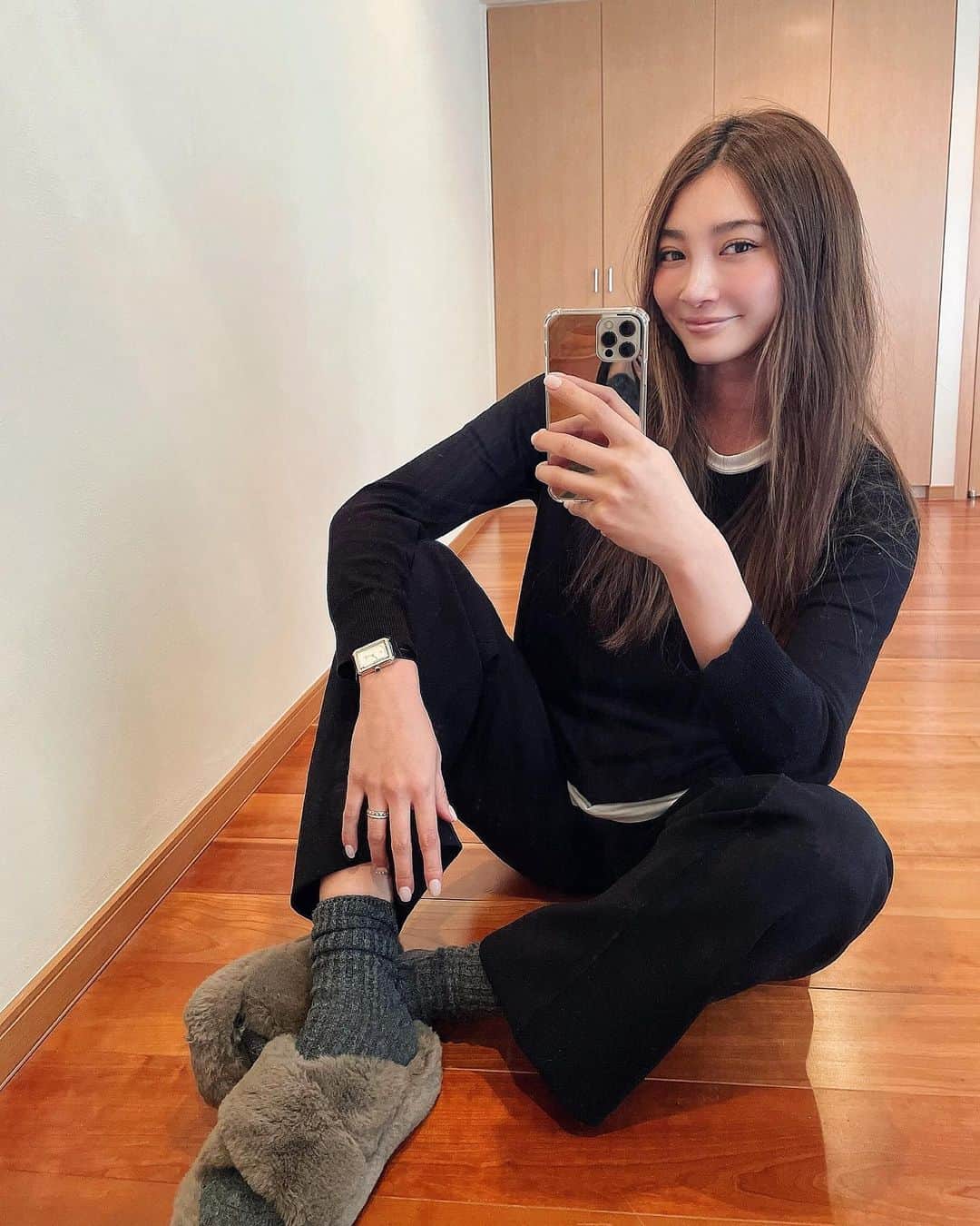 里海のインスタグラム：「#nail 💅 シンプルが好きですが 少しだけ薬指に アクセントを入れてもらいました✨  ネイルを変えると気分も変わるので いいですね🥰🥰  @nailsalon.kurni.ebisu で  してもらいましたよ🥰」