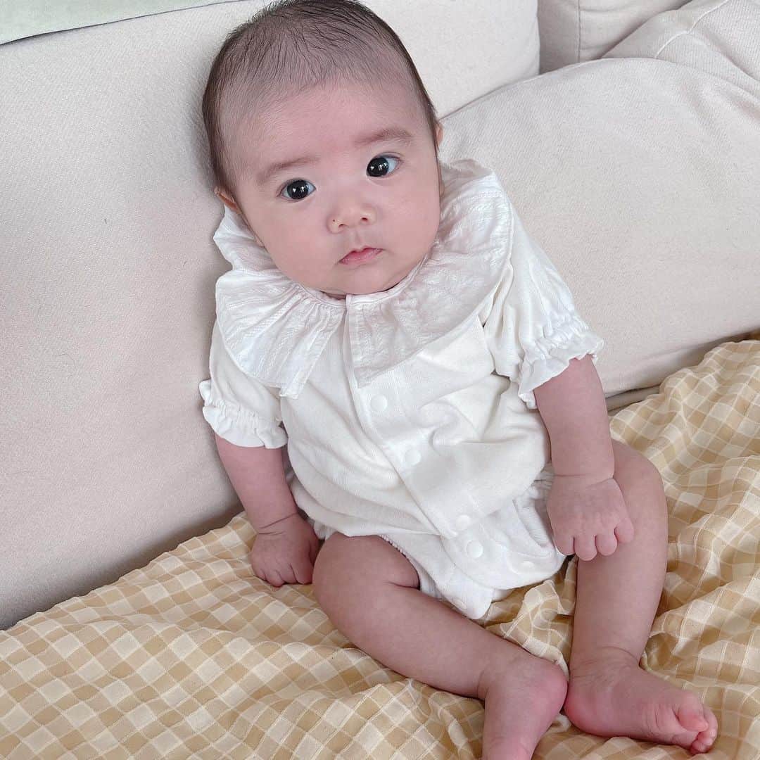 のインスタグラム：「妊娠中初めて買った赤ちゃん服👶  襟がこういうのが好きだから男の子ってわかってたけど このくらいなら大丈夫かなっ...てセールで安かったし買ってしまった服  吐き戻しをしたので 着せてみたらもうサイズピッタリでした😍  か、かわい〜🤣（ママの趣味でごめん🙇‍♀️） 3枚目は旦那のよくする顔に似てる。。  今日体重も測ってみたら 👶5.4kgありました‼︎産まれた時からもう倍に成長しました。 私は前回の投稿から 2kg減ってました。 あと、2kgで妊娠前に戻るけどここからは戻る気しない🤣  毎日朝起きた時めちゃカラダ重いんだか 腹筋以外なんか全身筋肉痛です、、。  投稿では言ってなかったけど 👶師匠もInstagramはじめました。 @winkun1228 🤍  あっハッピーバレンタイン🤭 私はおうちにあるチョコ🍫爆食いしました！美味しいチョコ食べたいなぁ😌  #成長記録  #赤ちゃんのいる暮らし  #赤ちゃんコーデ」