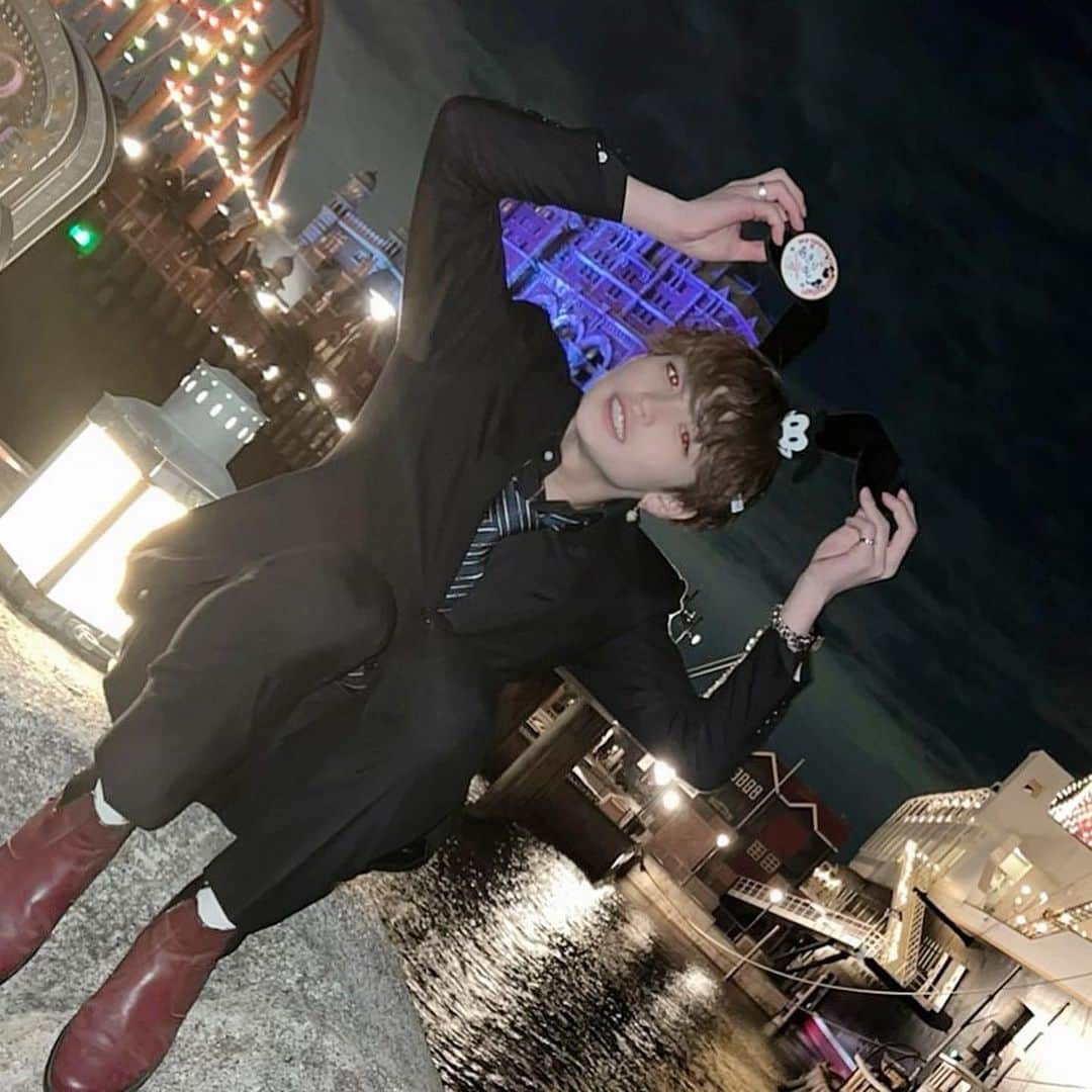 のインスタグラム：「誕生日にみんなでディズニー行った時の写真！18歳最初から夢見させてもらってました✌️  #ディズニーシー  #スーツディズニー  #ねずみーらんど  #ディズニー  #高校生  #dk  #読モ」
