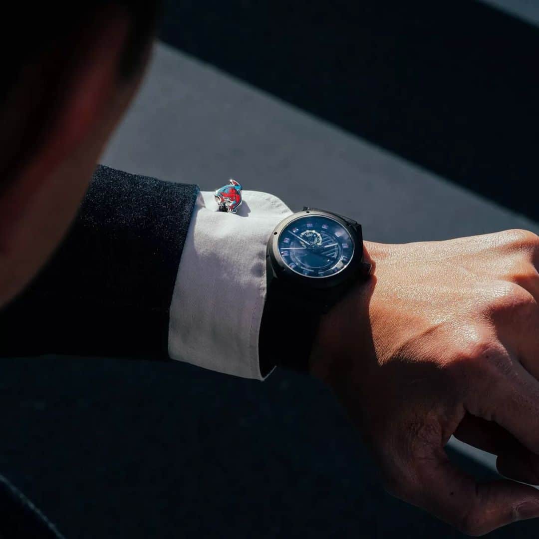 Japanese Spidermanさんのインスタグラム写真 - (Japanese SpidermanInstagram)「【アイアンマン×腕時計】 @undone_japan ⁡・⁡ アイアンマンのリアクターをモチーフにデザイン⁡ ・⁡ アイアンマンと言えば赤×金がベースカラーであるが、この時計は黒ベース（もしくは白）にさりげなくリアクターが光る。⁡ ・⁡ そして、時計に搭載されたチップにより、スマホにかざすとジャービスのような画面がスマホに浮き上がる。⁡ ・⁡ かなりマニア向けの時計（笑）⁡ ・⁡ ・⁡ 因みに僕の夢はトニー・スタークみたいな部屋を作ることｗｗｗ⁡ まだまだ、発展途上。⁡ ・⁡ ・⁡ #週末ヒーロー#スパイダーマン#マーベル#マーベルコミック#マーベルスタジオ #マーベルグッズ#マーベル好き#アメコミ#アメコミグッズ#マーベル好きな人と繋がりたい#キャプテンアメリカ#アベンジャーズ#アイアンマン#マイティーソー#ガーディアンズオブギャラクシー#ヴェノム #トニースターク#マーベル展#腕時計#時計#ファッション#marvel#marveljp#spiderman#pr⁡」2月14日 16時49分 - takemix5271