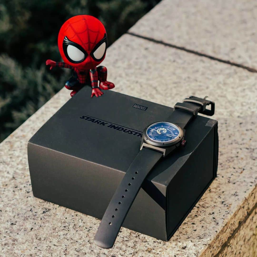 Japanese Spidermanのインスタグラム：「【アイアンマン×腕時計】 @undone_japan ⁡・⁡ アイアンマンのリアクターをモチーフにデザイン⁡ ・⁡ アイアンマンと言えば赤×金がベースカラーであるが、この時計は黒ベース（もしくは白）にさりげなくリアクターが光る。⁡ ・⁡ そして、時計に搭載されたチップにより、スマホにかざすとジャービスのような画面がスマホに浮き上がる。⁡ ・⁡ かなりマニア向けの時計（笑）⁡ ・⁡ ・⁡ 因みに僕の夢はトニー・スタークみたいな部屋を作ることｗｗｗ⁡ まだまだ、発展途上。⁡ ・⁡ ・⁡ #週末ヒーロー#スパイダーマン#マーベル#マーベルコミック#マーベルスタジオ #マーベルグッズ#マーベル好き#アメコミ#アメコミグッズ#マーベル好きな人と繋がりたい#キャプテンアメリカ#アベンジャーズ#アイアンマン#マイティーソー#ガーディアンズオブギャラクシー#ヴェノム #トニースターク#マーベル展#腕時計#時計#ファッション#marvel#marveljp#spiderman#pr⁡」