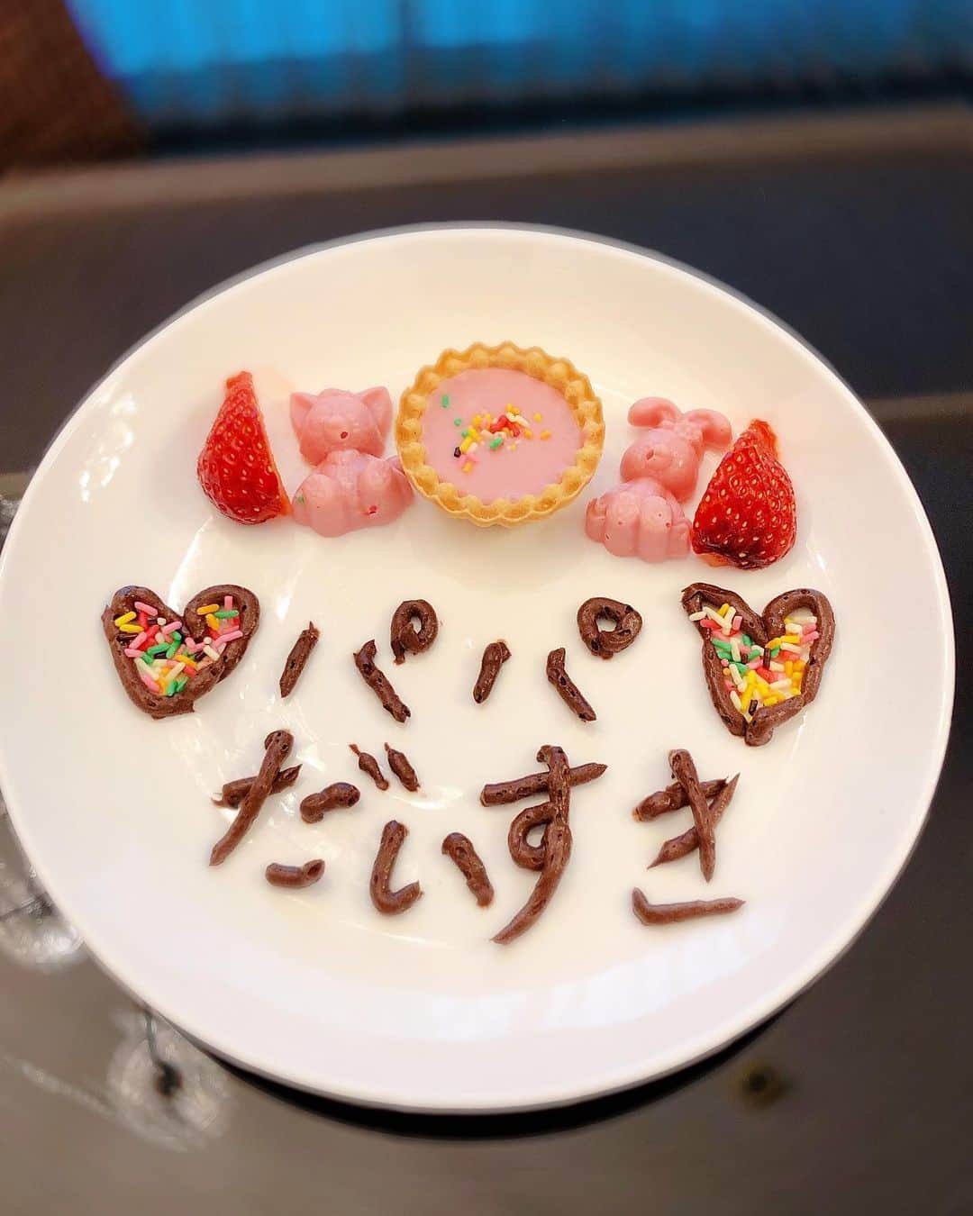 蜂矢有紀さんのインスタグラム写真 - (蜂矢有紀Instagram)「🎀💐💝  ❤️Happy Valentine's Day❤️  シフォンケーキ🧁チョコレート🍫 娘の手作りチョコプレート🤤🍓  私が写真を撮ろうとしていたら📸 娘が自分の宝箱からキラキラの飾りを 用意して💎飾ってくれました🥰 女子だねぇ〜🙈💕💕  ツンデレで反抗期でw パパと喧嘩もするしw 女子高生かよってツッコミたくも なること多々あるけどもw でも 天真爛漫な小１娘ちゃん👧 パパ大好きだもんね☺️🤎  #thisischiffoncake #chocolateneige #chiffoncake #chocolate #hotelchocolat #valentineday #happyvalentineday #ディスイズシフォンケーキ #バレンタインチョコ #ホテルショコラ #娘のてづくり #手作りおやつ #バレンタインデー #感謝の気持ち #パパいつもありがとう 👨✨」2月14日 16時48分 - yuki.h1218