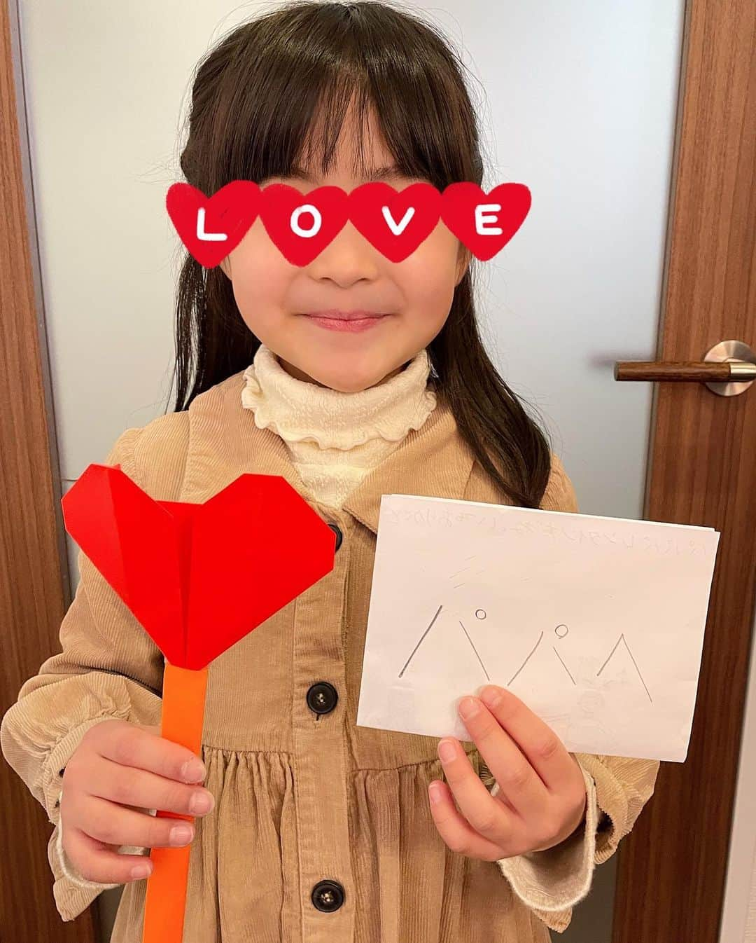 蜂矢有紀さんのインスタグラム写真 - (蜂矢有紀Instagram)「🎀💐💝  ❤️Happy Valentine's Day❤️  シフォンケーキ🧁チョコレート🍫 娘の手作りチョコプレート🤤🍓  私が写真を撮ろうとしていたら📸 娘が自分の宝箱からキラキラの飾りを 用意して💎飾ってくれました🥰 女子だねぇ〜🙈💕💕  ツンデレで反抗期でw パパと喧嘩もするしw 女子高生かよってツッコミたくも なること多々あるけどもw でも 天真爛漫な小１娘ちゃん👧 パパ大好きだもんね☺️🤎  #thisischiffoncake #chocolateneige #chiffoncake #chocolate #hotelchocolat #valentineday #happyvalentineday #ディスイズシフォンケーキ #バレンタインチョコ #ホテルショコラ #娘のてづくり #手作りおやつ #バレンタインデー #感謝の気持ち #パパいつもありがとう 👨✨」2月14日 16時48分 - yuki.h1218