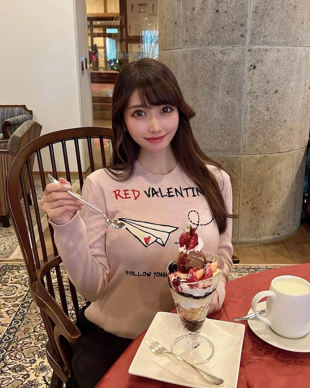 のインスタグラム：「. Happy Valentine's Day💝 . 昨日久しぶりにラウンドして、ラウンド後のデザートシリーズも再開〜😋✨！ ベリーとチョコのパフェ🍨🍓🍫 バレンタインちっくで可愛いし美味しかった💖💖 . お腹空いてたからカツサンドと豚肉も食べて、パフェもぺろりしたよ😋！ 胃袋無限大♾！笑 . #ゴルフ女子#ゴルフ#ゴルフ好き#ゴルフウェア#ラウンド#ラウンド後のスイーツ#スイーツ#デザート#パフェ#バレンタイン#成田ゴルフ倶楽部#valentines#valentine#parfait#chocolate#golf#golflife#redvalentino#japanesegirl」
