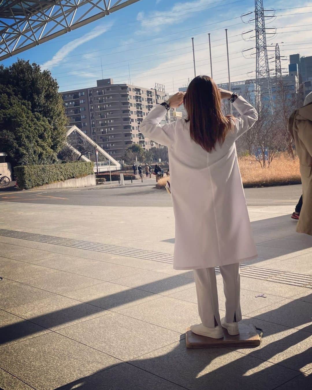 瀧本美織のインスタグラム：「ドクターホワイト、今夜の5話も盛り盛りとなっております🐯 CDTを脅かすAIとの診断対決？ 錯乱状態の花嫁さん？ お見逃しなくです💊  たまに、身長足りない時は台に乗らせてもらってます。 これはまだ低めな方ですね。 業界用語でセッシュする、と言われています。 自分を俯瞰でみてしまうと笑ってしまいそうなので、しないようにしています🥸   #ドクターホワイト  #ハッピーバレンタイン 💝」