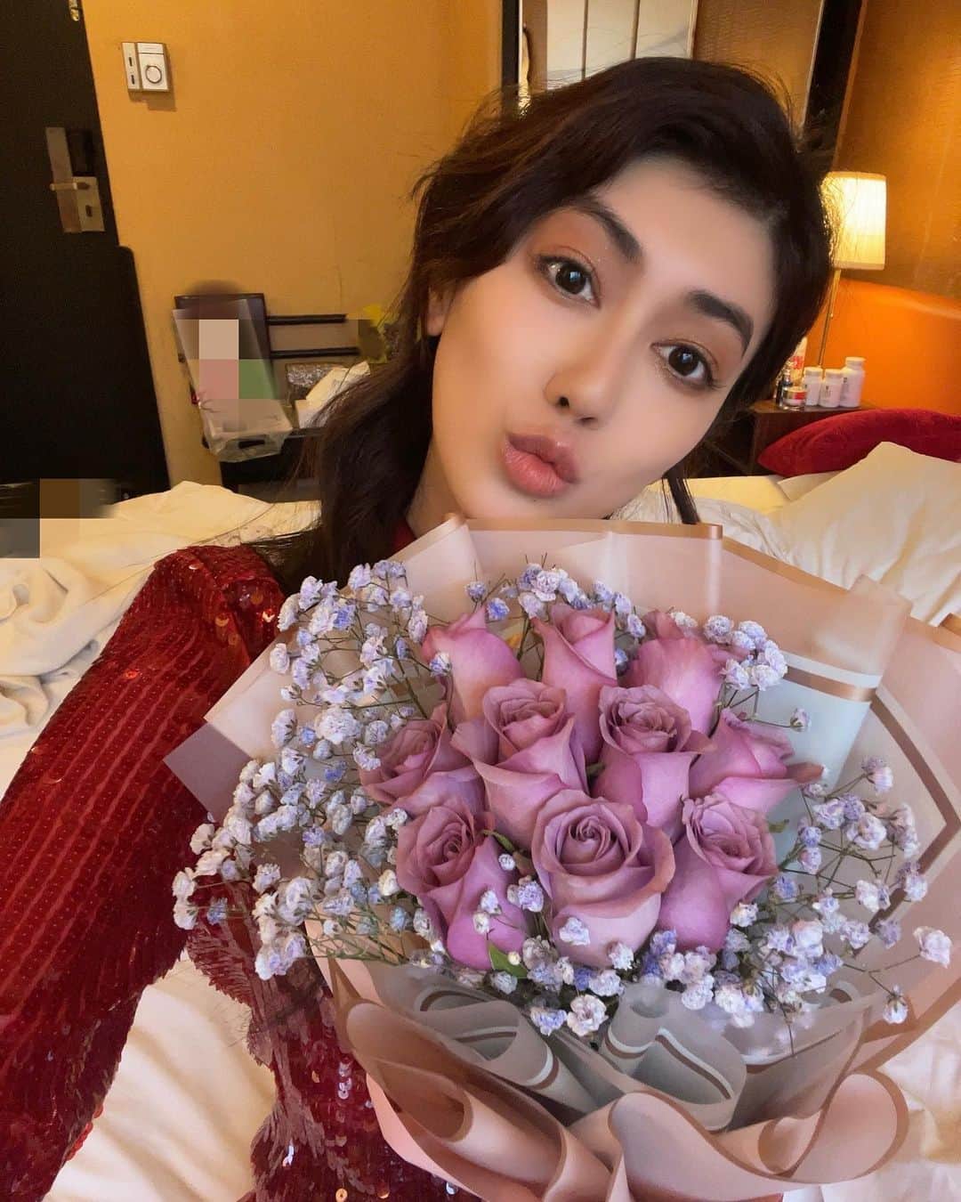 小笠原エリイのインスタグラム：「隔離が終わって4日目。最近、日本語レッスンの先生を始めました✏️日本語を話せるようになりたい人、日常会話が出来るようになりたい人はお気軽にメッセージください🙆‍♀️今日はバレンタインと言う事で生徒さんから上品なピンクの薔薇の花束を頂きました✨😆💐お心遣い、ありがとうございます💕🙏日本ではバレンタインは女の子達が好きな人のためにチョコレートを作ったりするからガールズ達は大変なんだよね😂🍫日本には、友チョコ、本命チョコ、義理チョコって言う言葉があるの。みんな知ってる⁈☝️ ・ ・ It's been 4 days since the quarantine ended. Recently, I've been teaching Japanese lessons✏️If you want to learn to speak Japanese or have daily conversation, please feel free to message me🙆‍♀️ Today is Valentine's Day and my students gave me a bouquet of pink roses✨😆💐Thank you for your thoughtfulness💕🙏 In Japan, Valentine's Day is the time when girls make chocolates for the people they love😂🍫This is a famous event. In Japan, there are words like tomo-choko, honmei-choko and giri-choko. Do you know what’s mean?!☝️ ・ ・ ・ #happyvalentinesday #teacher #valentines #valentine #model #valentineday #flowers #rose #japaneselesson #modelselfie #japanesemodel #modellife #tokyomodel #nevergiveup #arigato #anythingispossible #happylife #possitivemind #internationalmodel #hongkongmodel #beautiful  #谢谢 #谢谢你 #清洁 #綺麗 #上品 #薔薇の花束」