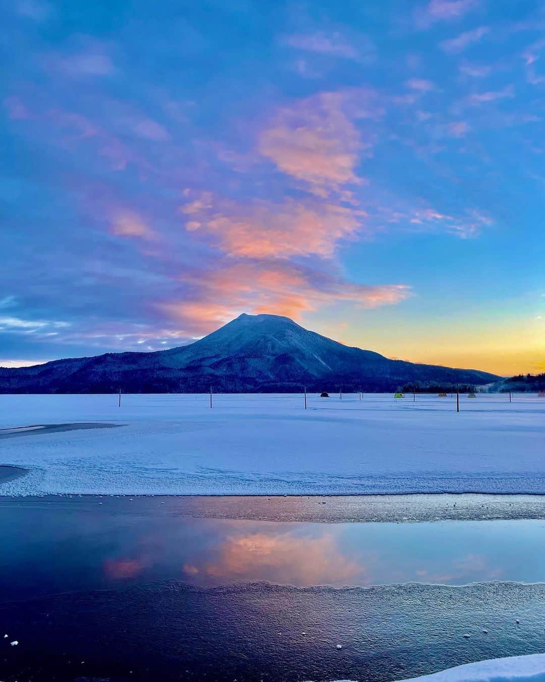 唯可（yuika）さんのインスタグラム写真 - (唯可（yuika）Instagram)「北海道道東の旅 モーニングカフェツアー☃️ TSURUGA ADVENTURE BASE “SIRI” . . 朝早くにお宿を出発して 最高すぎる朝焼けを見に🥺✨まじで感動した。。。 最高に綺麗な景色と美味しいコーヒー☕️ 道東に来たら絶対に体験して欲しいよ 北海道ならではの良さがたくさん詰まった モーニングカフェツアーでした🤤🤍 #鶴雅アドベンチャーベーSIRI　@tsuruga_adventure   #中標津#弟子屈#北海道#北海道旅行#親子旅#道東#道東旅行 #モーニングカフェツアー#鶴雅#シングルマザー#母娘#コーヒー#カフェ#釧路市　#阿寒湖温泉#ワカサギ釣り#あかん鶴雅別荘鄙の座 #温泉宿#温泉」2月14日 19時40分 - yu.i.k.a