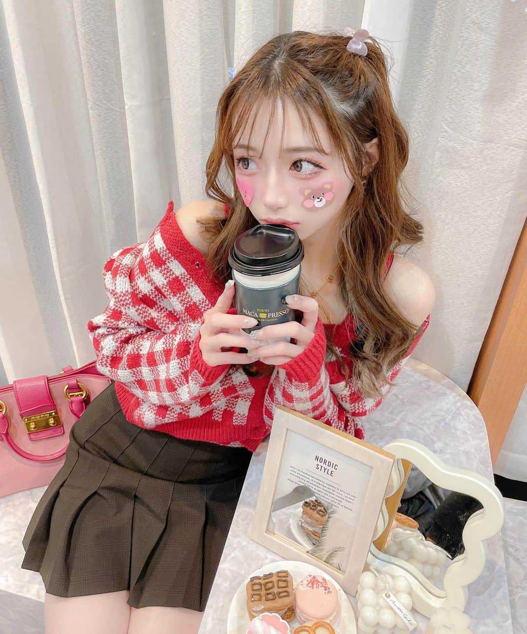 あやちゃんさんのインスタグラム写真 - (あやちゃんInstagram)「Happy Valentine🍫❤️ バレンタイン限定トゥンカロンがかわいい🥰このカフェは4階が穴場🤫🤍 コーデもバレンタインぽくしてみた❤️ このニットは #grl のだよん🍒 赤チェックがばえる🥰🥰❤️❤️  皆さんはどんなバレンタインお過ごしですか😗😗💭  ♡マカプレッソ ♡東京都新宿区百人町2丁目3-21 2F~4F  #マカプレッソ #マカプレッソ新大久保 #macapresso #macapressotokyo  #トゥンカロン #トゥンカロン専門店 #トゥンカロン巡り #マカロン #マカロン専門店 #新大久保 #新大久保カフェ #新大久保グルメ #新大久保ランチ #新宿カフェ #韓国っぽ #韓国っぽカフェ #バレンタイン限定 #バレンタインスイーツ #grl購入品 #grlコーデ #グレイル #グレイル購入品 #グレイルコーデ」2月14日 19時40分 - aya.you.love.r