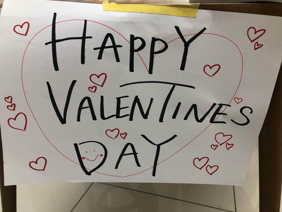 のインスタグラム：「＼💕🍫Happy Valentine's day🍫💕／ みなさま、チョコは食べましたか🥰？ 本日の #先生のおとりよせ の現場では、あま〜い差し入れがいっぱいでした😍 幸せです❤️  #向井理 #北村有起哉 #HappyValentinesDay  #まだ発表前の女性キャストの皆さまからもいただきました 😆」