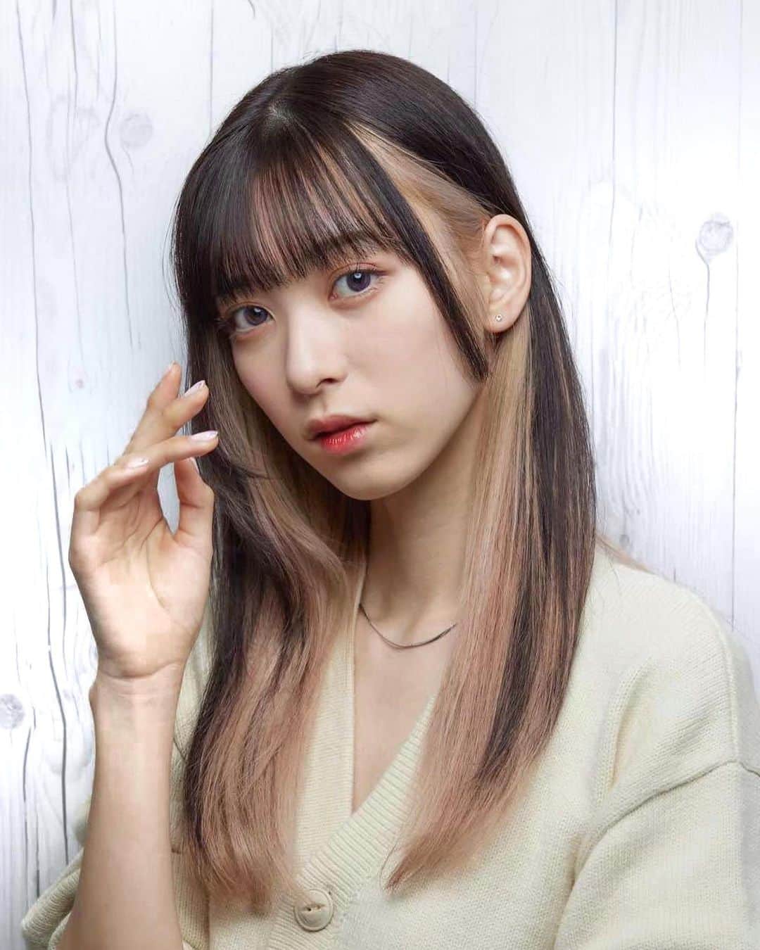 夏目璃乃のインスタグラム：「お知らせ👀✧ ・ ・ 今日 2/14からパレンテのサイトにて発売される カラーコンタクトのモデルをさせて頂きました.*･ﾟ ・ 私の写真はブレアのサイト、パンフレット&ポップティーン に載っているそうです.*･ﾟ ・ ・ モデルをさせて頂いたのは｢Cotose Citynight｣ってカラーで レンズのデザインもとっても可愛くてナチュラルに馴染んで キラキラして見えるの‪𓂃𓈒 ☽︎︎·̩͙ ・ ・ また全色付けてる写真も投稿します✧ ・ チェックしてくださいね💞 ・ ・ #夏目璃乃 #rinonatsume #カラコン  #レンズアップル   #ブレア  #bleaカラコン」