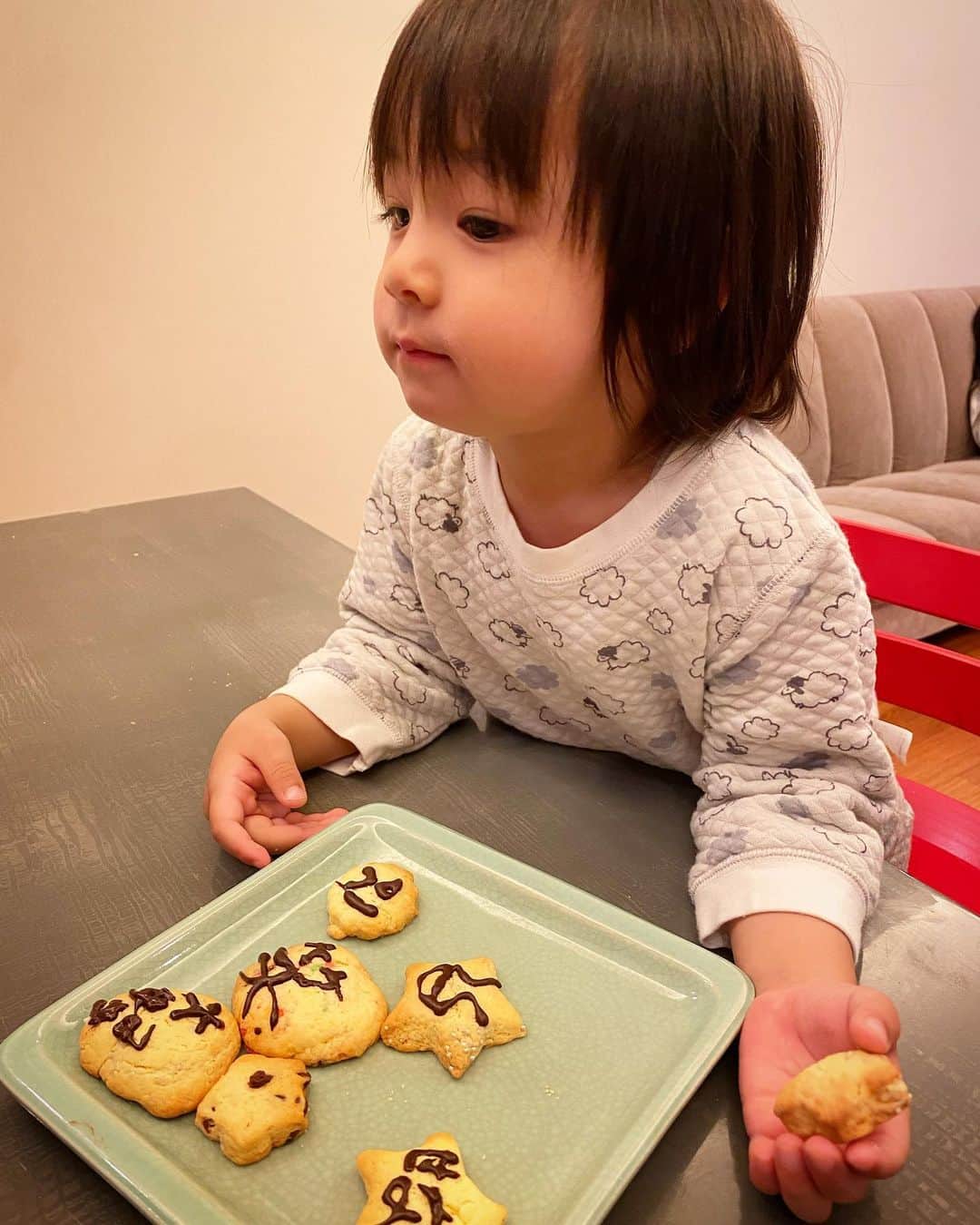 涼紫央のインスタグラム：「HAPPY VALENTINE❤︎ なゆはクッキーを焼き、 家族それぞれに名前やメッセージを書いてくれたよ 8歳女子❤︎」
