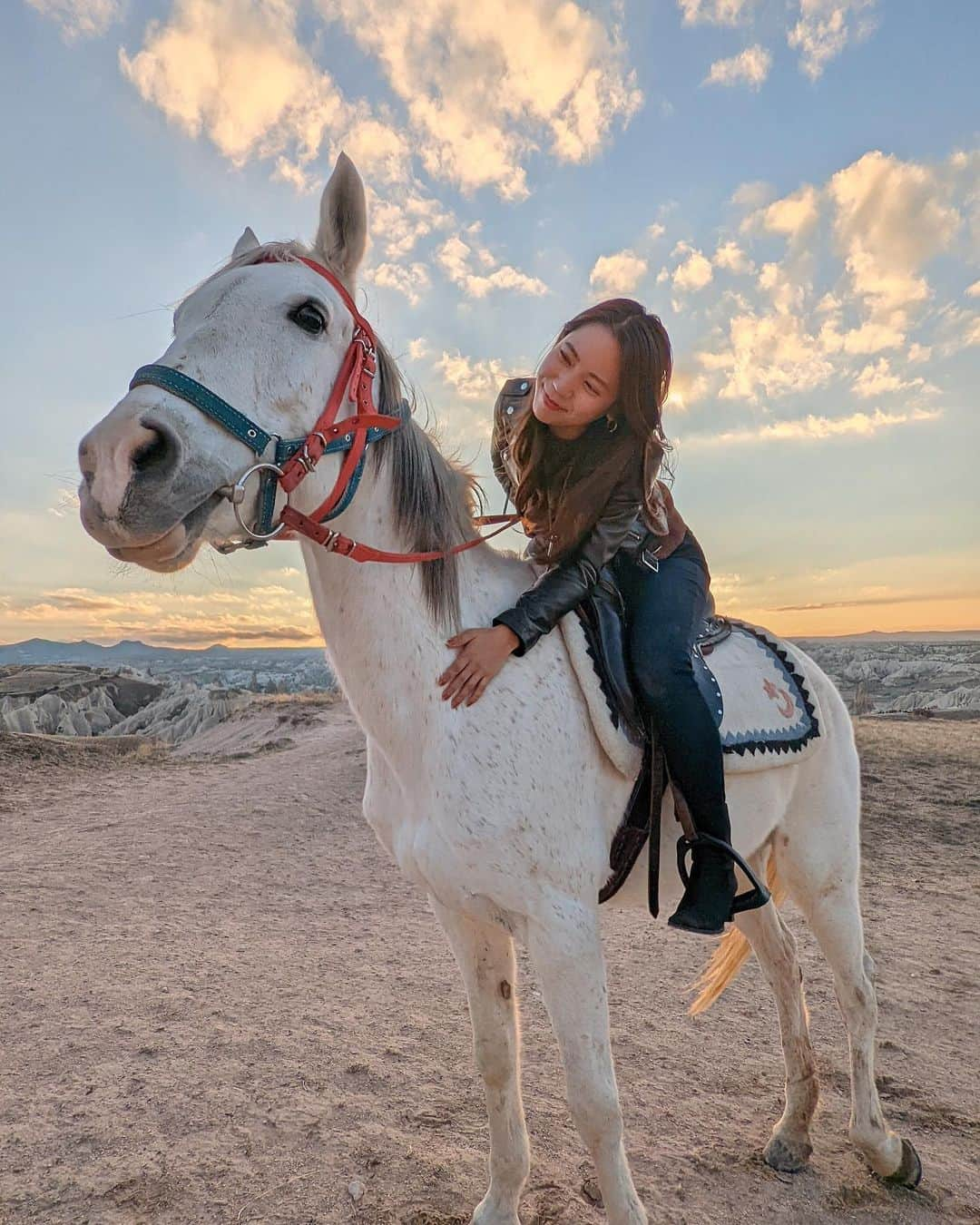 杉野遥奈さんのインスタグラム写真 - (杉野遥奈Instagram)「タイタニックを初めて観た８歳の時、 窮屈に生きてきたローズに「自由に生きろ」と 伝え去ったジャックとの約束を果たして好きな人生を送り、 エンディングで「いつも持ち歩いてるの」という 数々の写真の中に、自由に生きた証である旅や乗馬の写真があり すっごく感動したのを覚えてる。  そこからずっと乗馬に憧れがあって、 トルコで夢を１つ叶えれた☺️🌈  いつ死んでも後悔ないように生きてるとはいえ まだまだやりたいことや憧れのことは沢山あるから、 ちゃんと自分の理想や夢は言語化して、 残りの人生でどんどん叶えていきたい！  私の経験上、 「いつか時間ができたらやる」っていうのは、 高確率で何年経ってもやらない。  時間がない、は言い訳。 時間は自分で作るもの。  やりたいことを後伸ばしにしてるうちに タイミングや機会を逃して 「あれやっておけば良かったなぁ」なんて 年齢重ねて言うことがないように、 本当にやりたいと思ってることは行動に起こしていく！  人生一回きりだし、思ってるよりも短いし 叶えようと努力したら何だって叶えれるから、 妥協と後悔がない生き方を🔥❤️  ━━━━━━━━━━━━━━━━━━ #旅する起業女子 #ノマド #アドレスホッパー ✈️45カ国200都市以上旅暮らし 💻独立特化の #Webデザインスクール 運営 ━━━━━━━━━━━━━━━━━━」2月14日 19時58分 - haru0127x