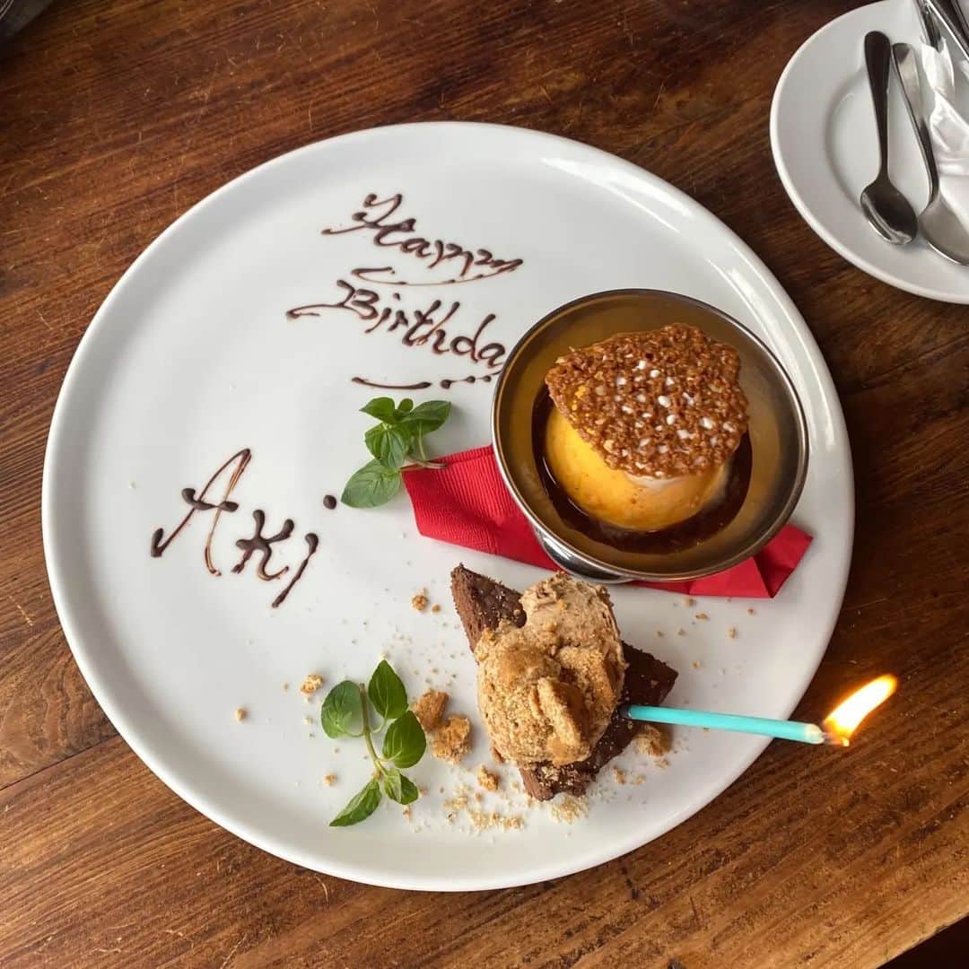 平アスカのインスタグラム：「Happy birthday&valentine’s day🌹 あきちゃんのお祝いも出来たし あきちゃんから美味しそうなキャラメル🍬もらったし バレンタインめっちゃ楽しんでるじゃん こういう楽しみ方もいいわね❤️ 皆さんは何したの？？チョコもらった？ 誰にあげたの😍😍😍 #valentine #birthday #lunch」