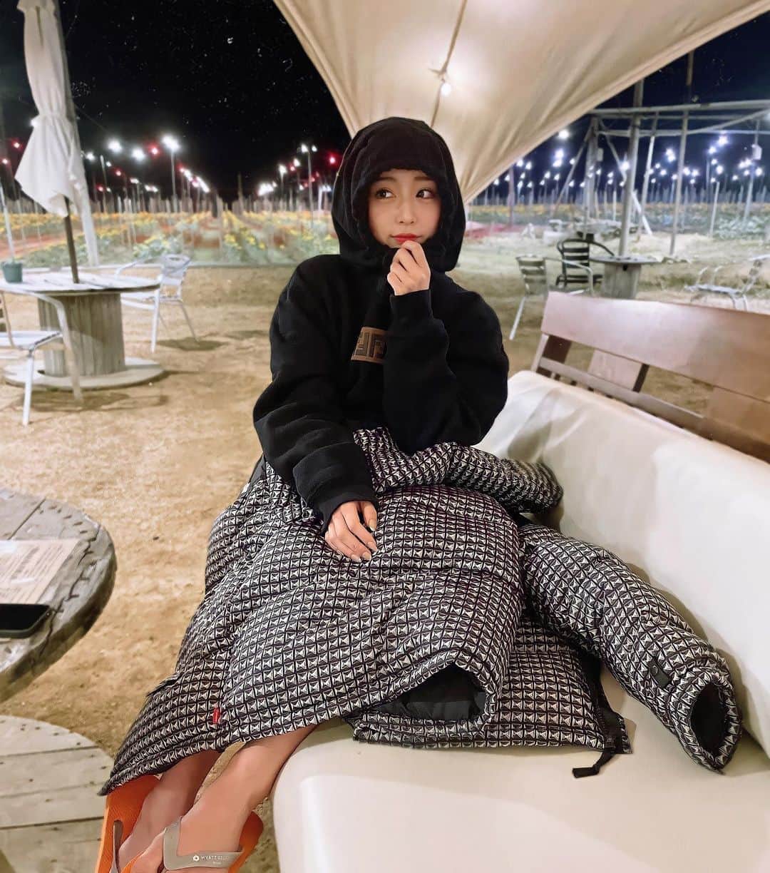 石田みかのインスタグラム：「happy valentine🍫❤️ . . 本命チョコゲットした？ . . 私の記憶上は、小中学生の時が 1番たのしかったな🥰❤️💓 好きな人に渡す瞬間ワクワクが止まらないよねえ🥰 . . .  #沖縄旅行 #沖縄観光スポット #ひまわり畑 #イルミネーション #読谷村 #読谷村カフェ」