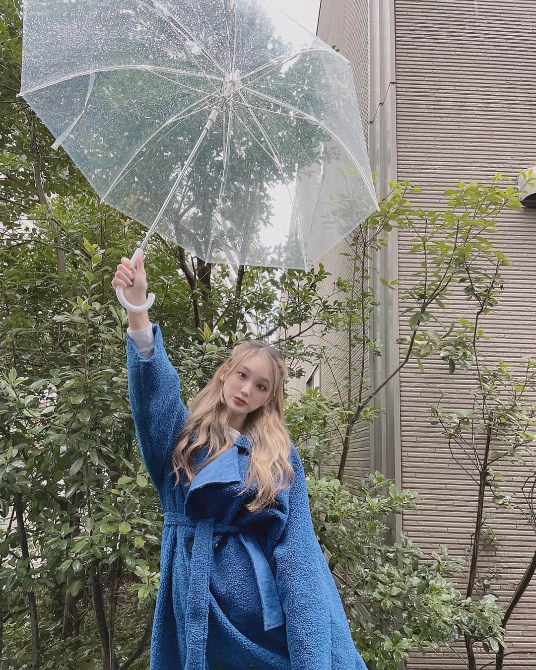 那月結衣のインスタグラム：「☔️  濃い青って、美白に見せてくれるし 可愛いから大好き！  #青 #雨 #コート #ブルーコート #ガウンコート #レインブーツ #雨の日コーデ #blue #coat #bluecoat #gowncoat #rainboots #buyerscreate #japan #japangirl」