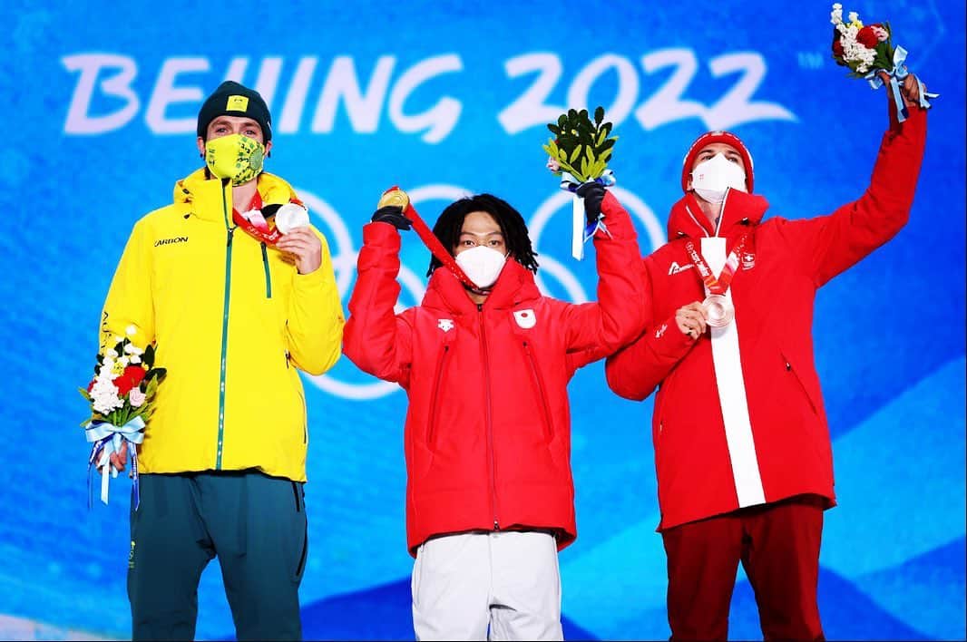 のインスタグラム：「Olympic 2022🥇🇯🇵  小さい頃の夢が１つ叶いました。 年齢と共に幼い頃の夢を追い続ける事の大変さを痛感しながら、自分の限界に挑戦し、その先の自分を信じて、諦めずやってきて良かったです。  この4年間は、沢山新たな気持ちを学び、多くの経験を重ね、知らない自分と、世の中の目に見えない敵や、時には絶望感をも感じながら、進んできました。 東京オリンピックの挑戦からのスノーボードは半年間での苦しいチャレンジとなりましたが、家族、@eiju.hirano 、周りのサポートしてくれた皆さんのお陰で今ここにいます。 ありがとう。  @4kaishu にもずっと経験して欲しいと思ってたこの大舞台で兄弟でしっかりと魅せれて良かったです。🧑🏽‍🦱👼⚔  実力があっても力を全て出し切れない選手も多かったとは思いますが、トップが1人しかいないこの難しい場で、周りの選手たちのこの場にかけてきた熱い想いにpushされたお陰で自分の全力と向き合う事ができました。 ありがとう💥  そして @shaunwhite  素晴らしいチャレンジを見せてくれました。 いつも自分や周りをpushしてくれるような彼らしい姿と、彼自身のチャレンジに感動しました👑🔥 彼の果敢な挑戦を見て、3本目は絶対に自分が勝ちたいと思い、攻めの気持ちを保てました。彼の挑戦を間近で見てこれた事は、一生忘れません。 ありがとう。  今回のオリンピックを通して、少しでも多くの人にスノーボードの魅力だったり、やる気だったり、始めるキッカケになってもらえたらそれ以上は無いです☝️  まだまだ人生先は長いですが、この経験をこの先の自分に人生に活かしていけるように、初心に戻ってまた新たな夢に、自分にしか出来ない足跡を残して行きたいと思っています。  心からありがとう。」